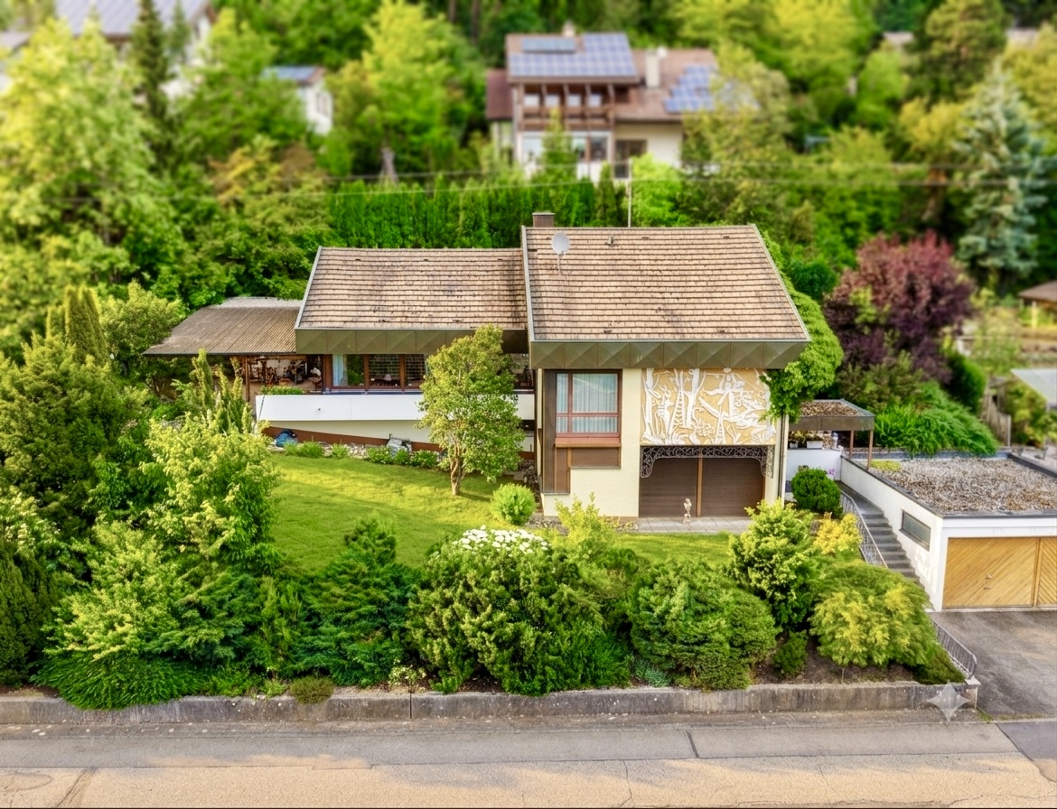 Besonderes Wohnhaus mit großzügigem Grundstück und viel Potenzial