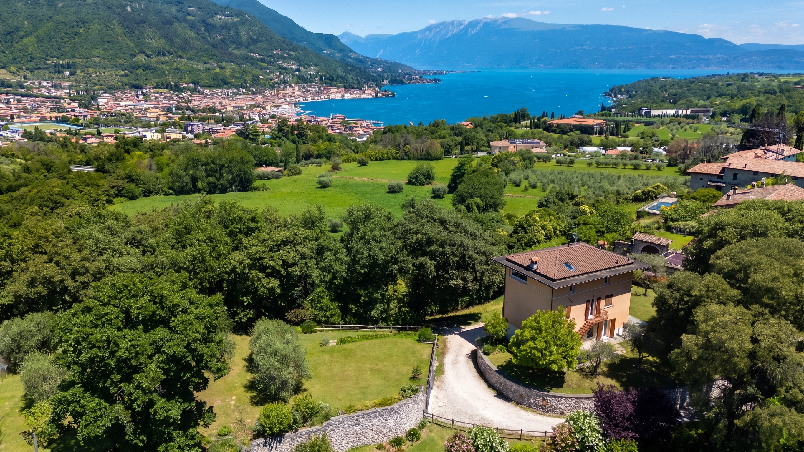 Elegant residence with stunning lake view