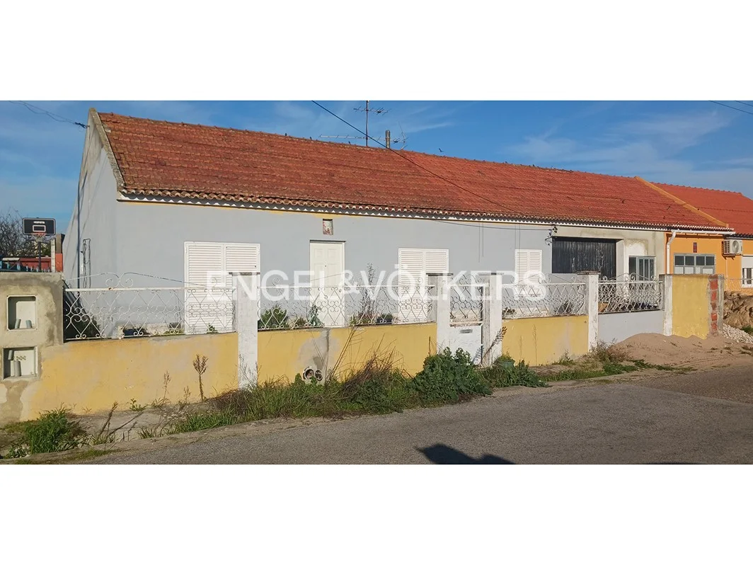 4 Bedroom House located on a plot of land measuring more than 3.900sqm