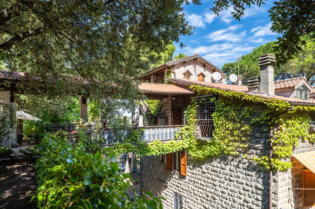 Stone farmhouse portion with garden and private access, Bagnaia