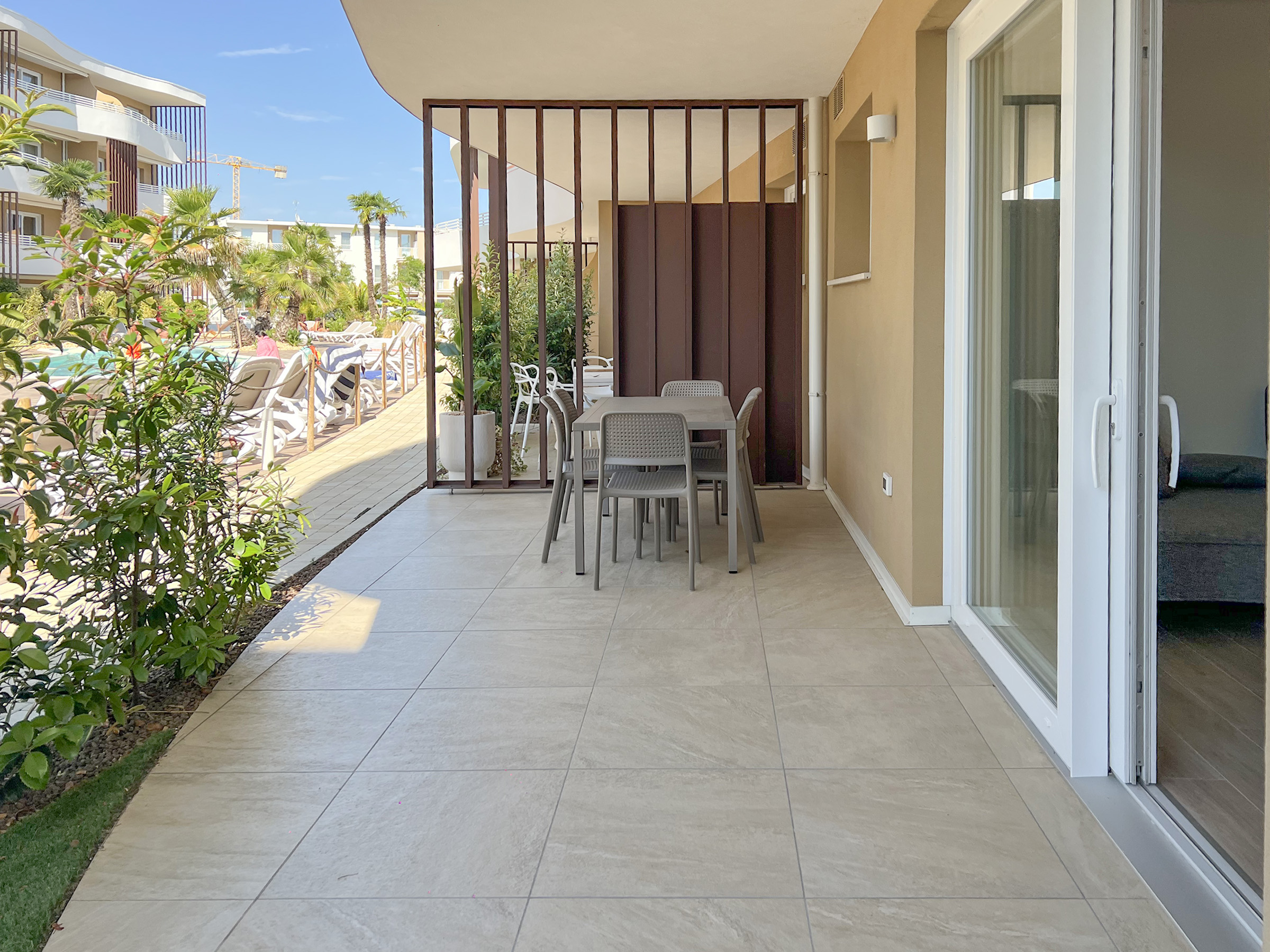Neue Erdgeschosswohnung in Residenz mit Pool