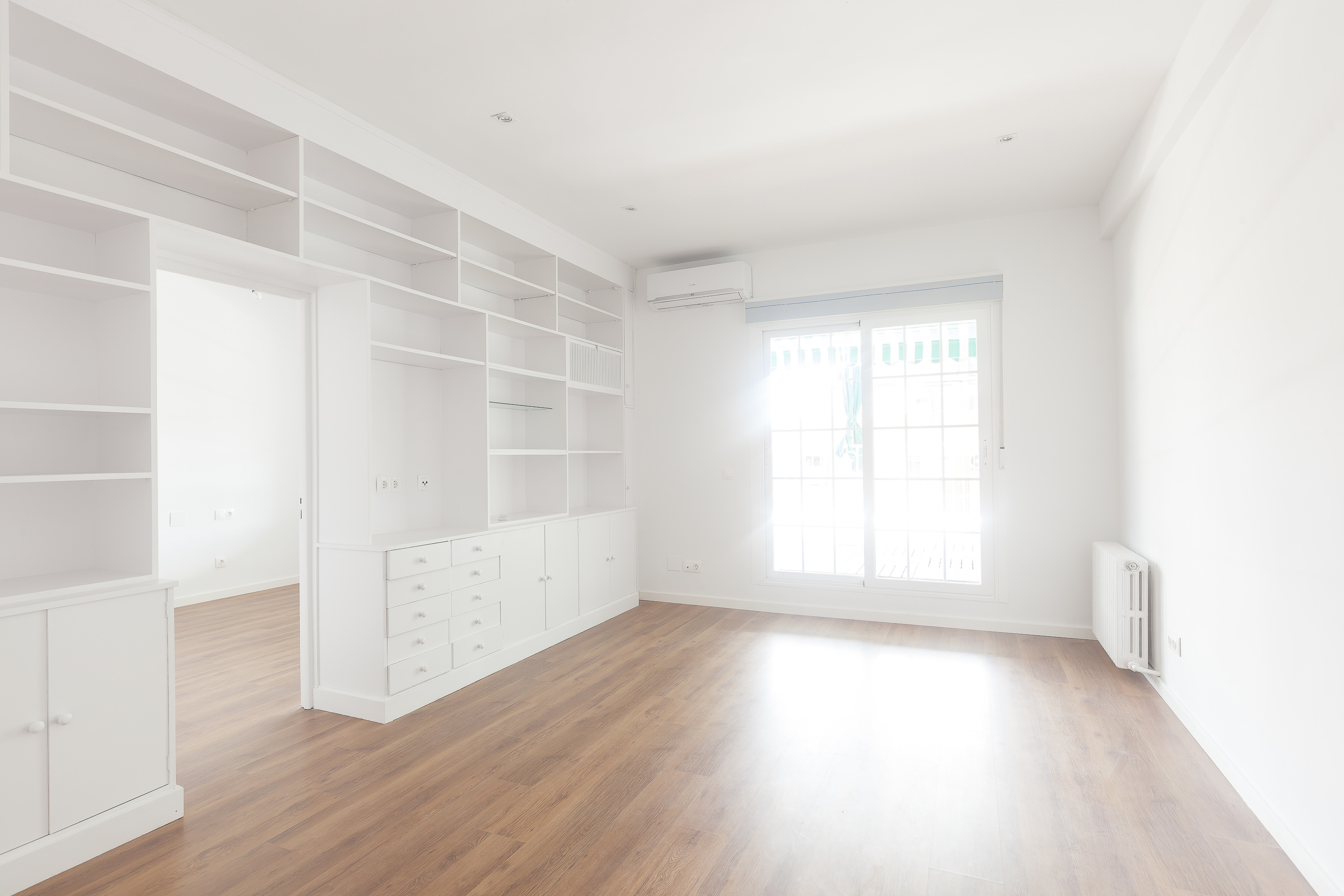 Luminous penthouse with 30m2 terrace, parking place and storage room