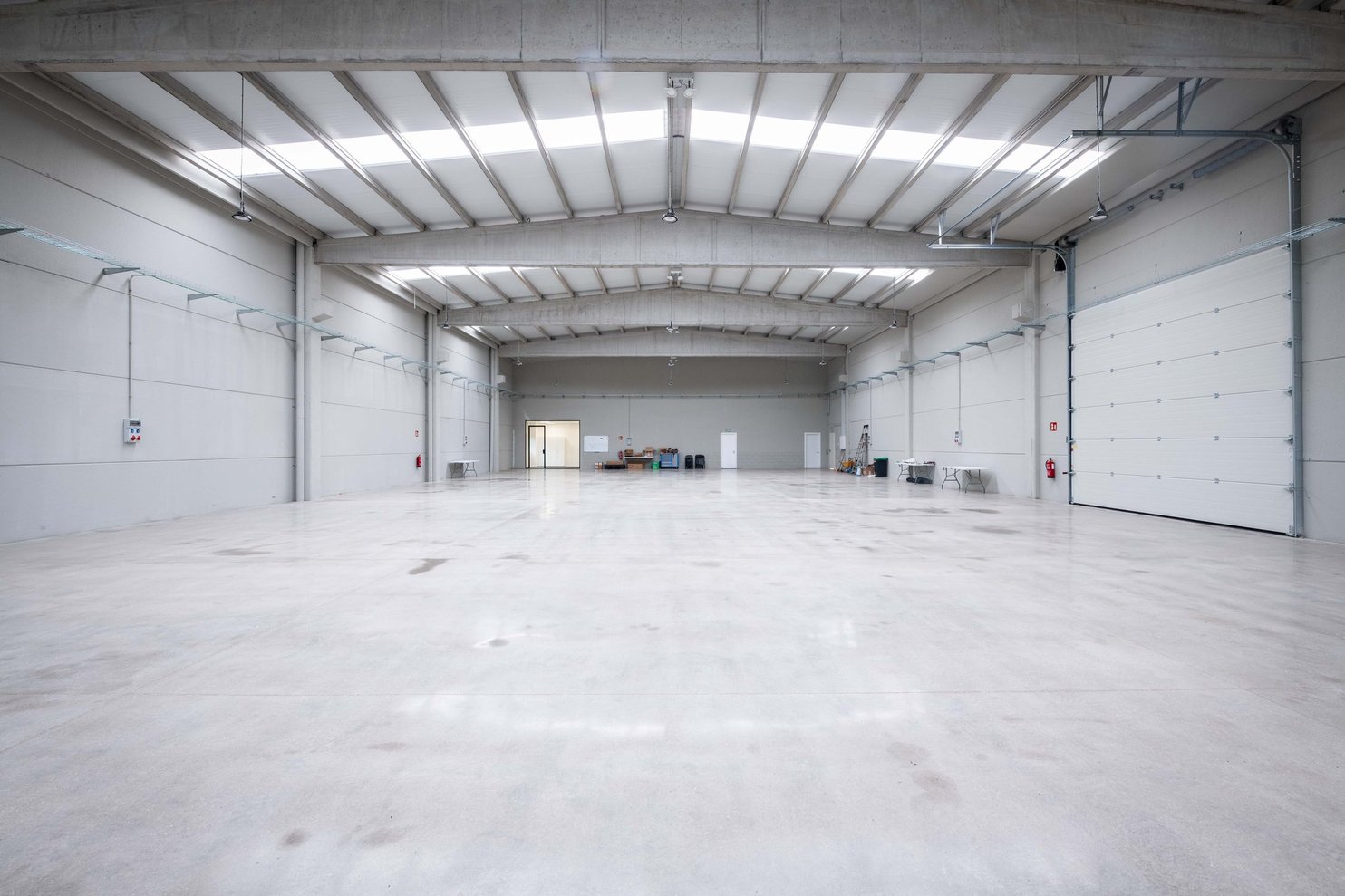Conjunto de dos naves industriales en venta en solar de 2.503 m2 en el Bages.