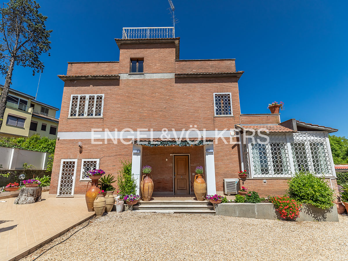 Prestigious detached villa with views of the lake and Odescalchi Castle – Bracciano