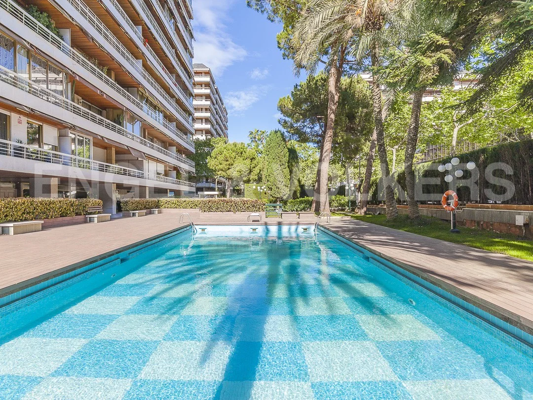 Fantastic flat all exterior with a swimming pool in Pedralbes