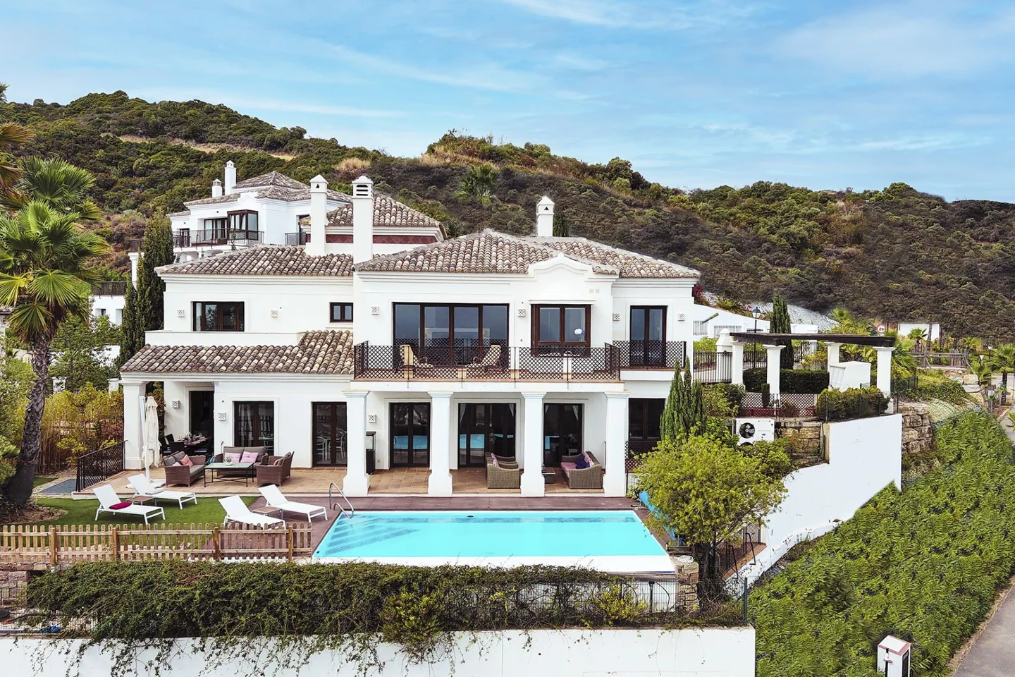 Benahavis Town: Mediterranean style villa with incredible panoramic views