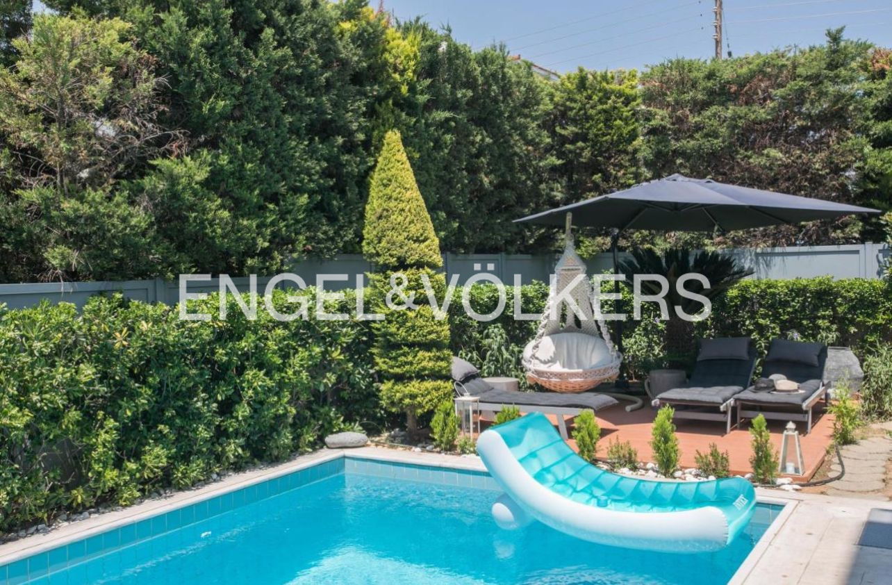 Unique luxury house with swimming pool in Glyfada