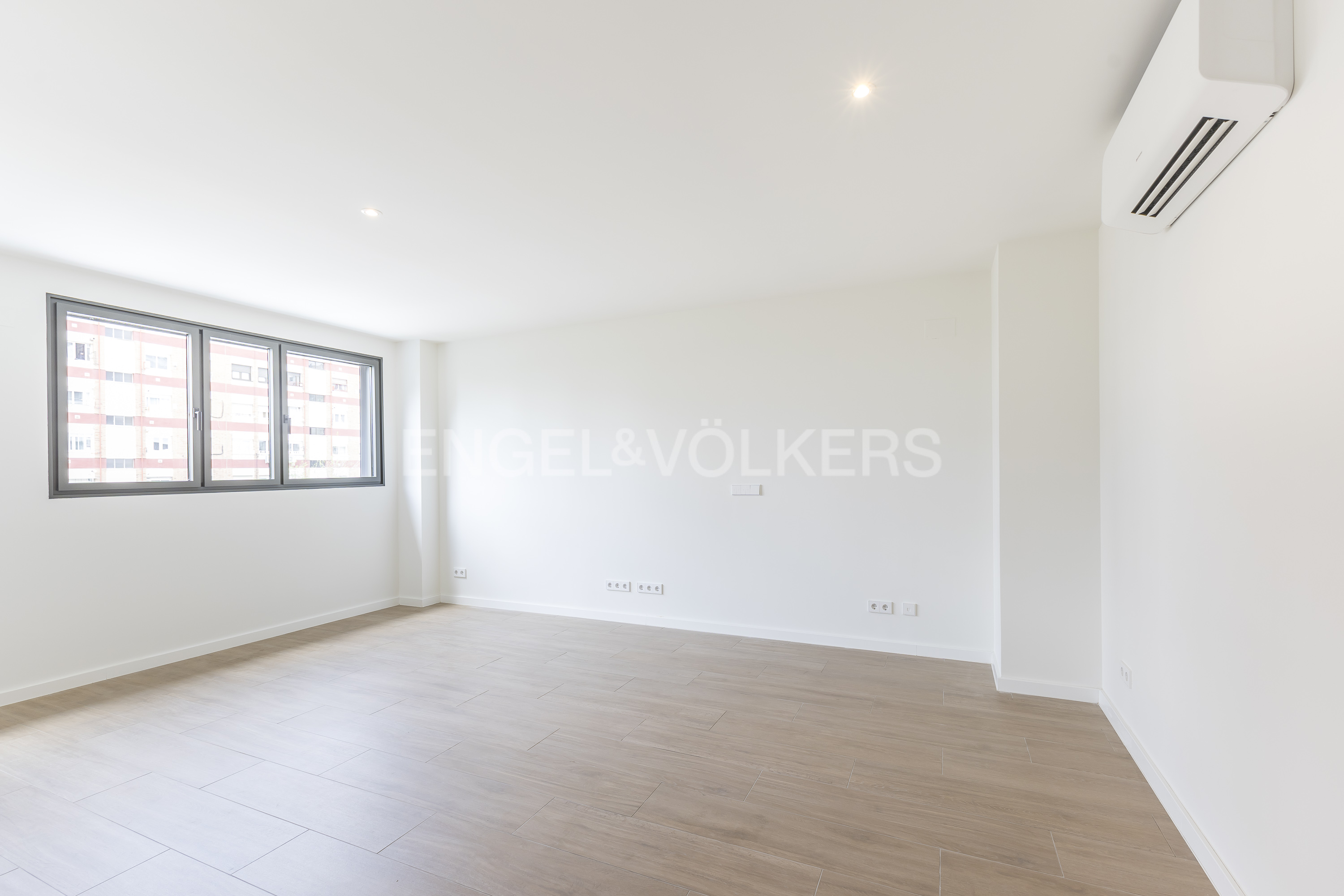 Spacious Apartment with Pool and Parking Space in Retiro