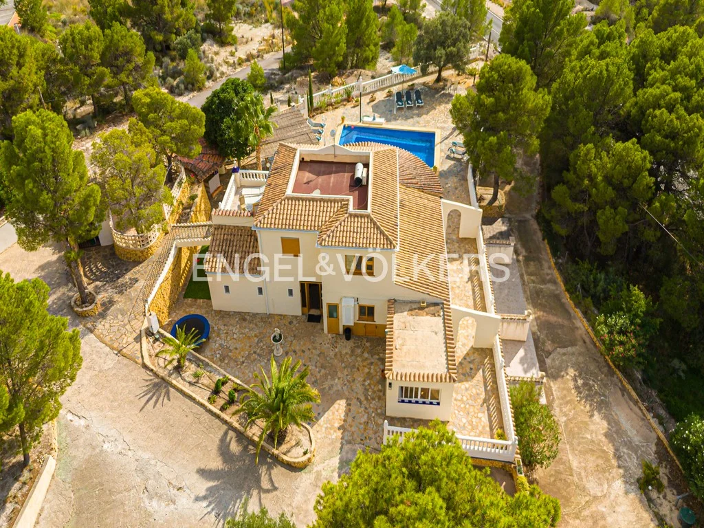 Nice villa with big plot and swimming pool