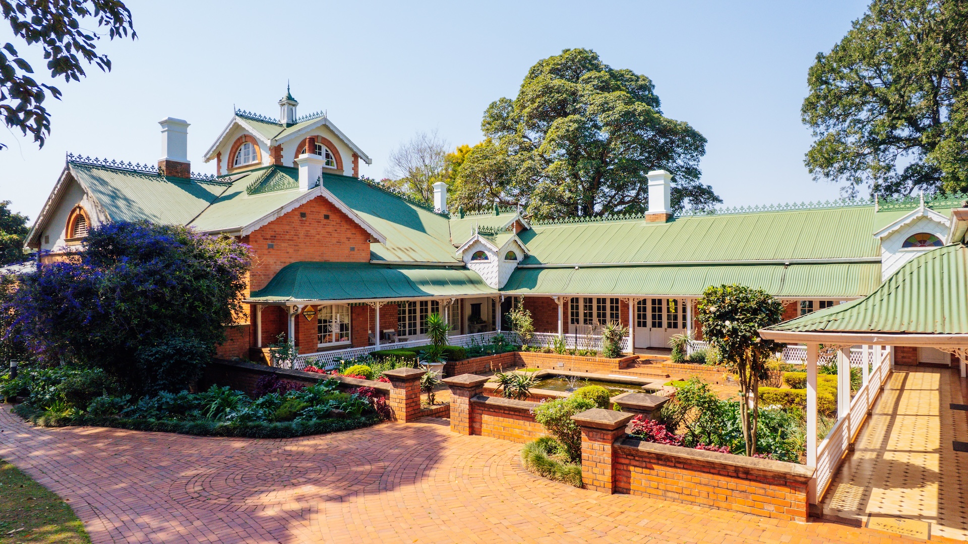 Grand Old Lady with modern fixtures tucked away in Beautiful Blackridge