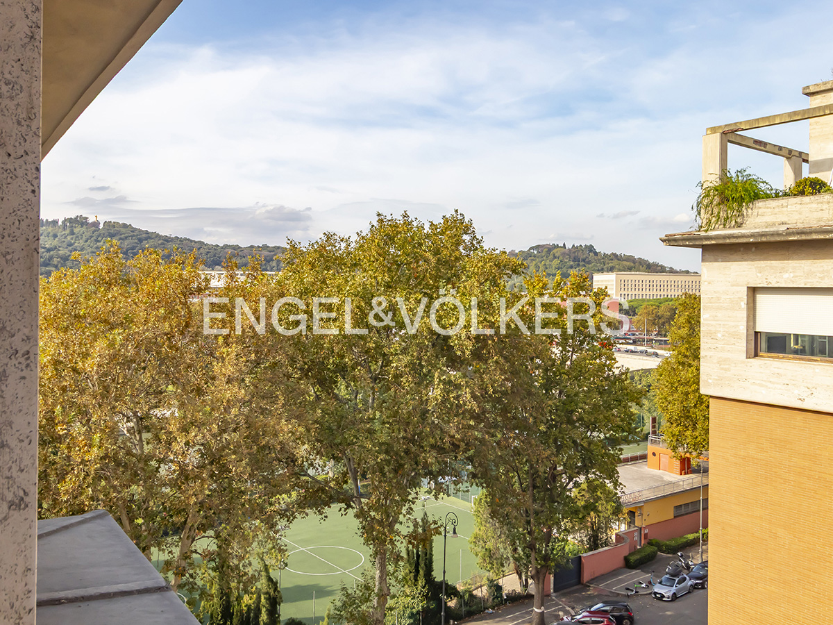 Flaminio – Elegant, spacious apartment on a high floor