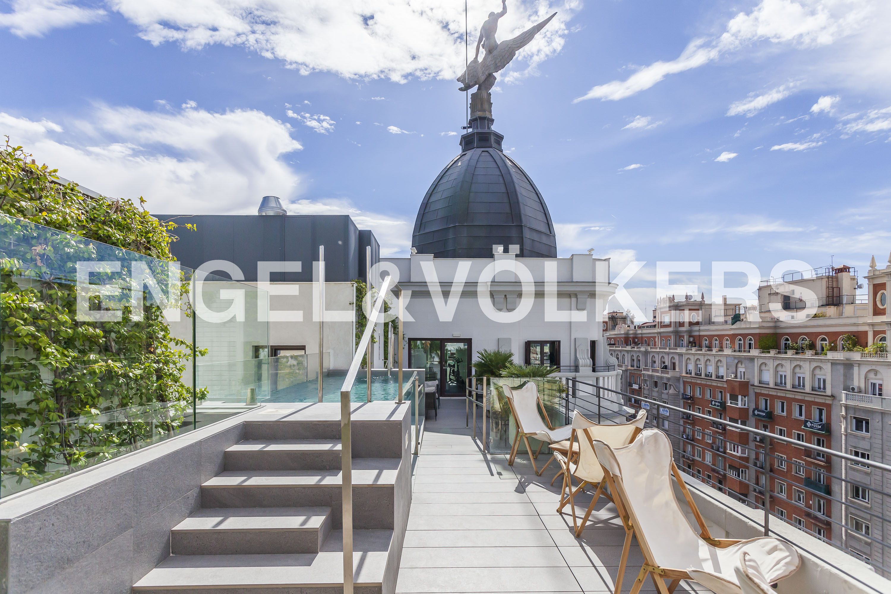 Luxury on Gran Vía with 24h concierge, garage, gym, pool and rooftop terrace