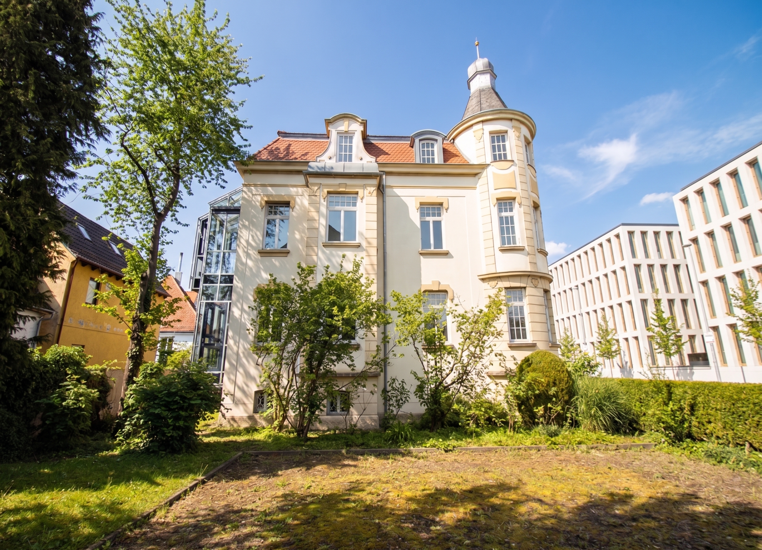 Exklusive Gründerzeitvilla in Toplage - Vielseitige Entwicklungsperspektiven für unterschiedliche Nutzungskonzepte als Wohn -und Geschäftshaus [KI-modifiziert]