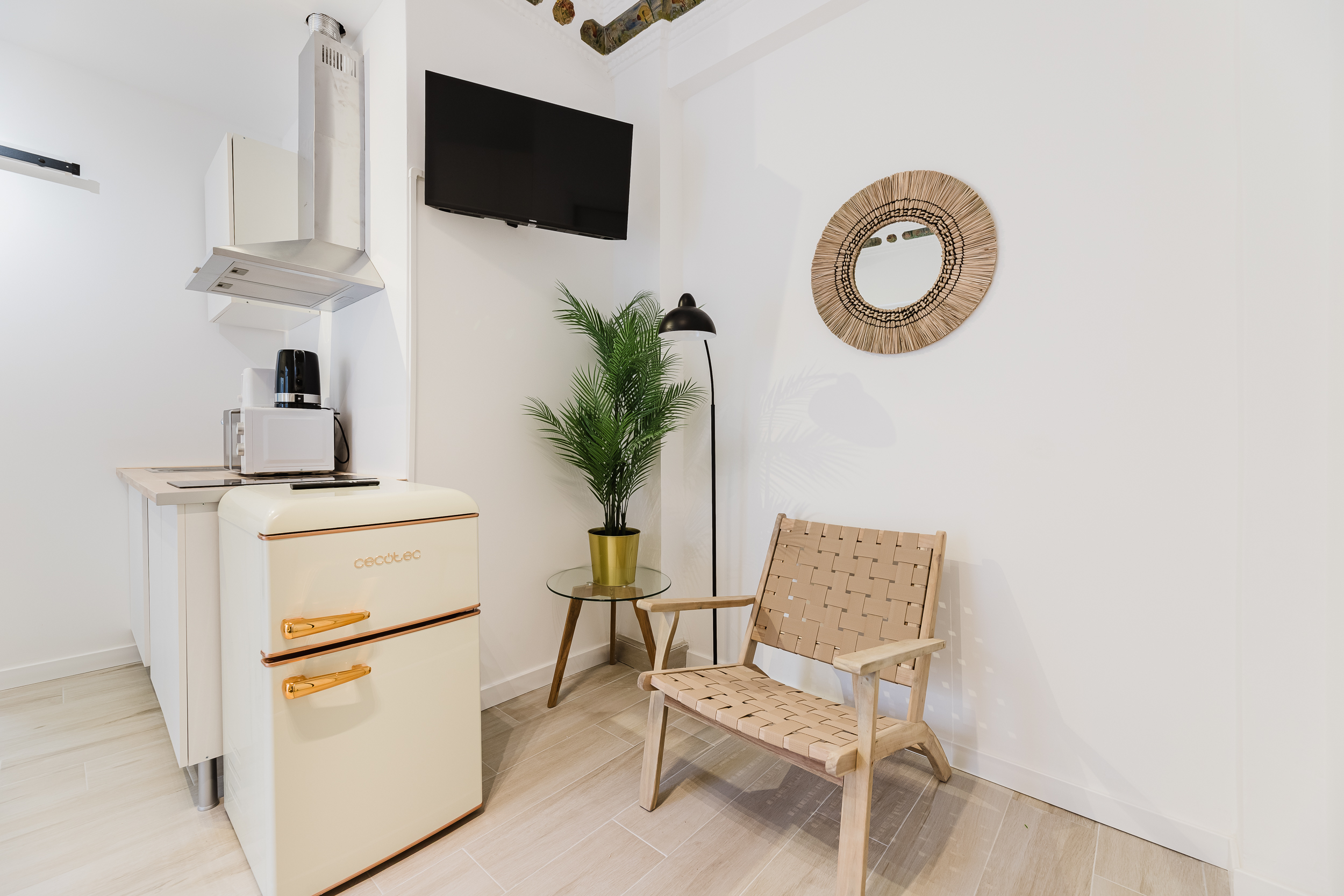 ✨ Studio for ONE PERSON with Shared Patio | Short- and Long-Term Stays – Poblados Marítimos ✨