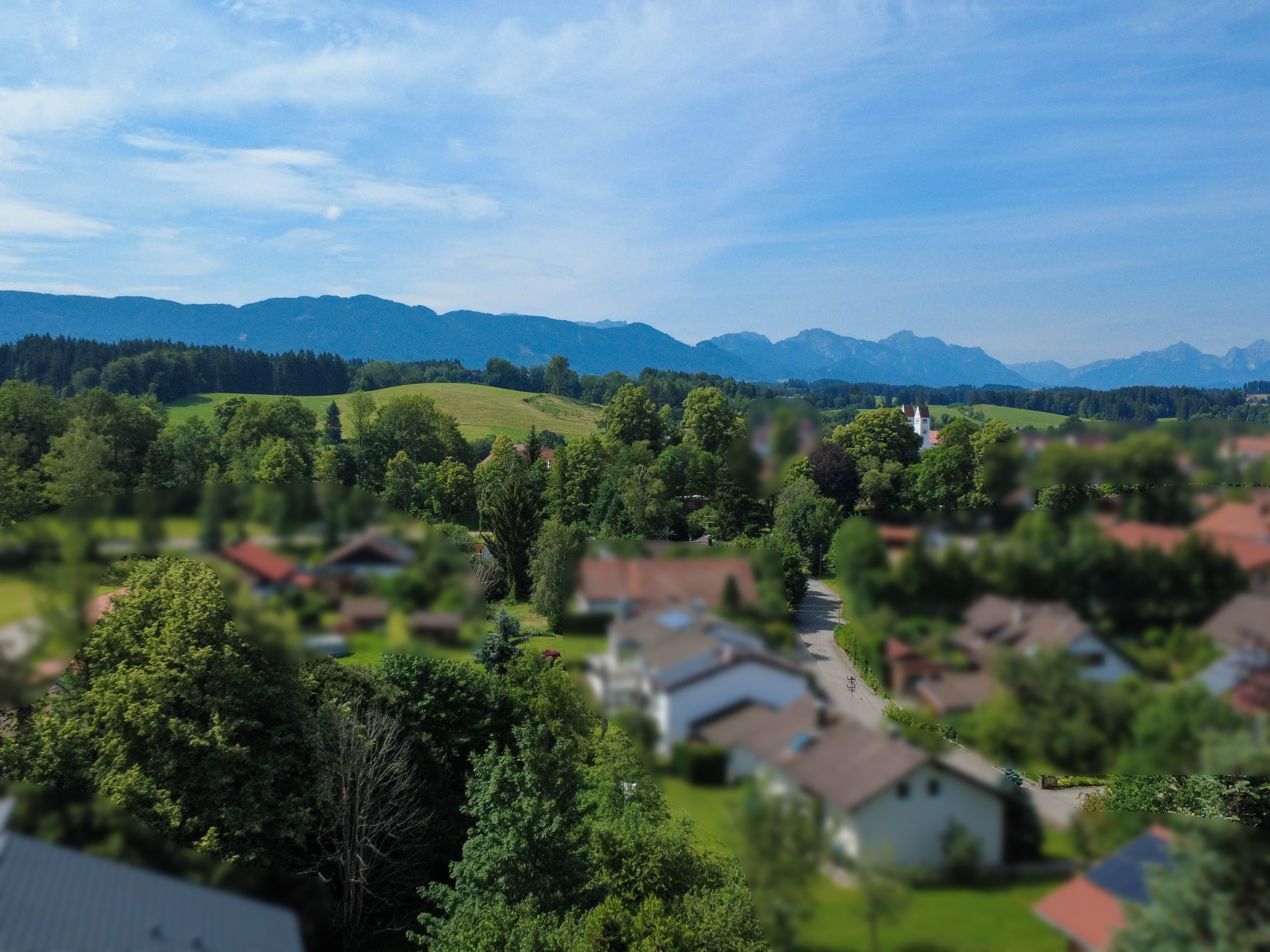 Repräsentative Villa mit Einliegerwohnung, viel Privatsphäre auf eingewachsenem Grundstück mit unverbaubarem Bergblick [AI-modified]