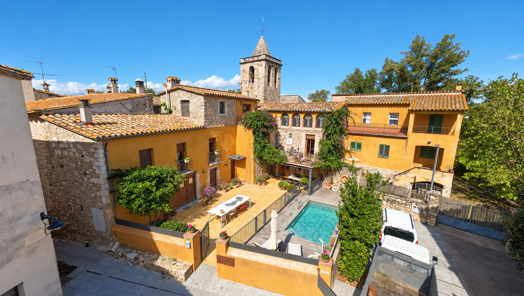 Two-bedroom house with a private balcony and shared areas in Vilert
