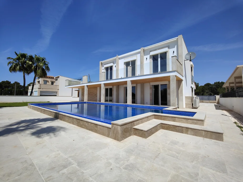 Modern villa with partial sea views in Cala Pi