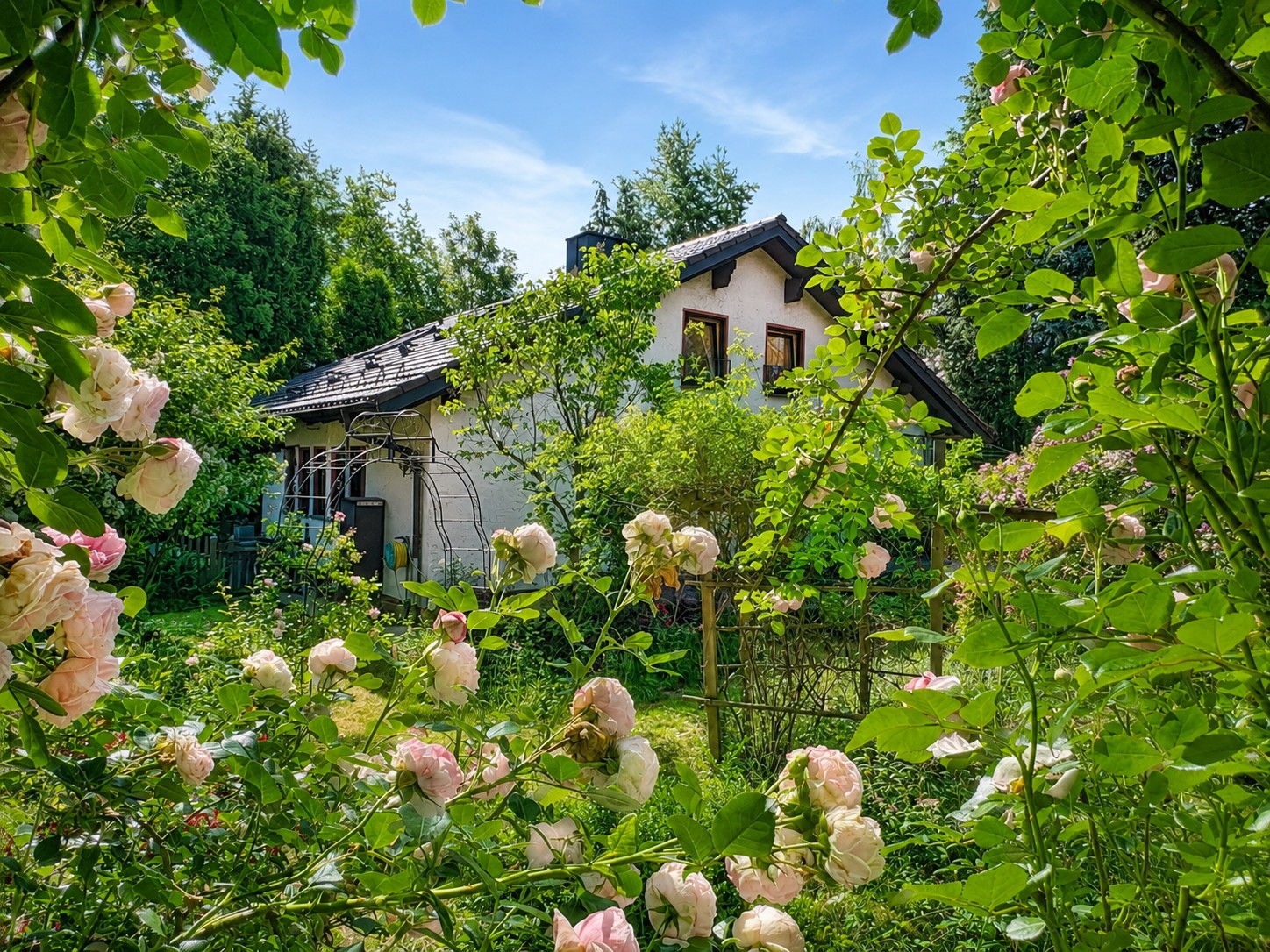 Ein Ort zum Ankommen: Großzügiges Familienglück mit Garten-Oase und flexibler Einliegerwohnung