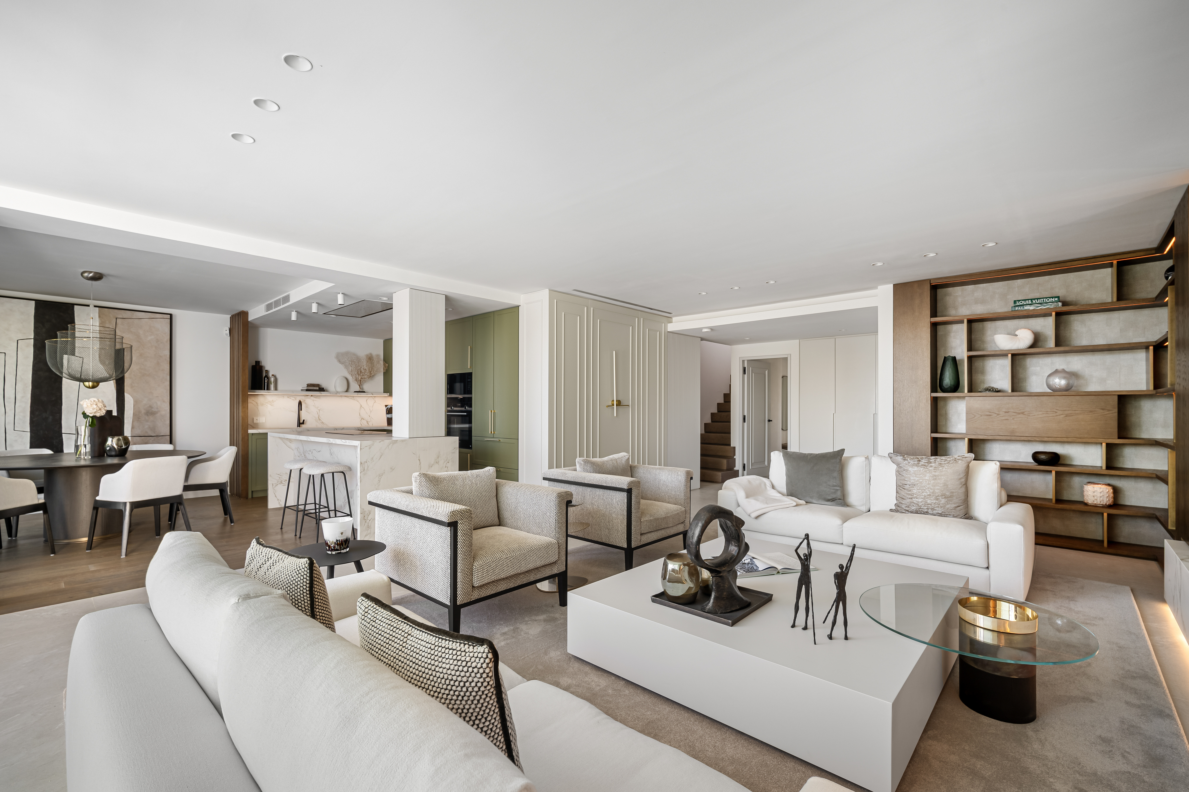 Elegante ático duplex en primera línea de playa en la Milla de Oro de Marbella a escasos pasos del mar