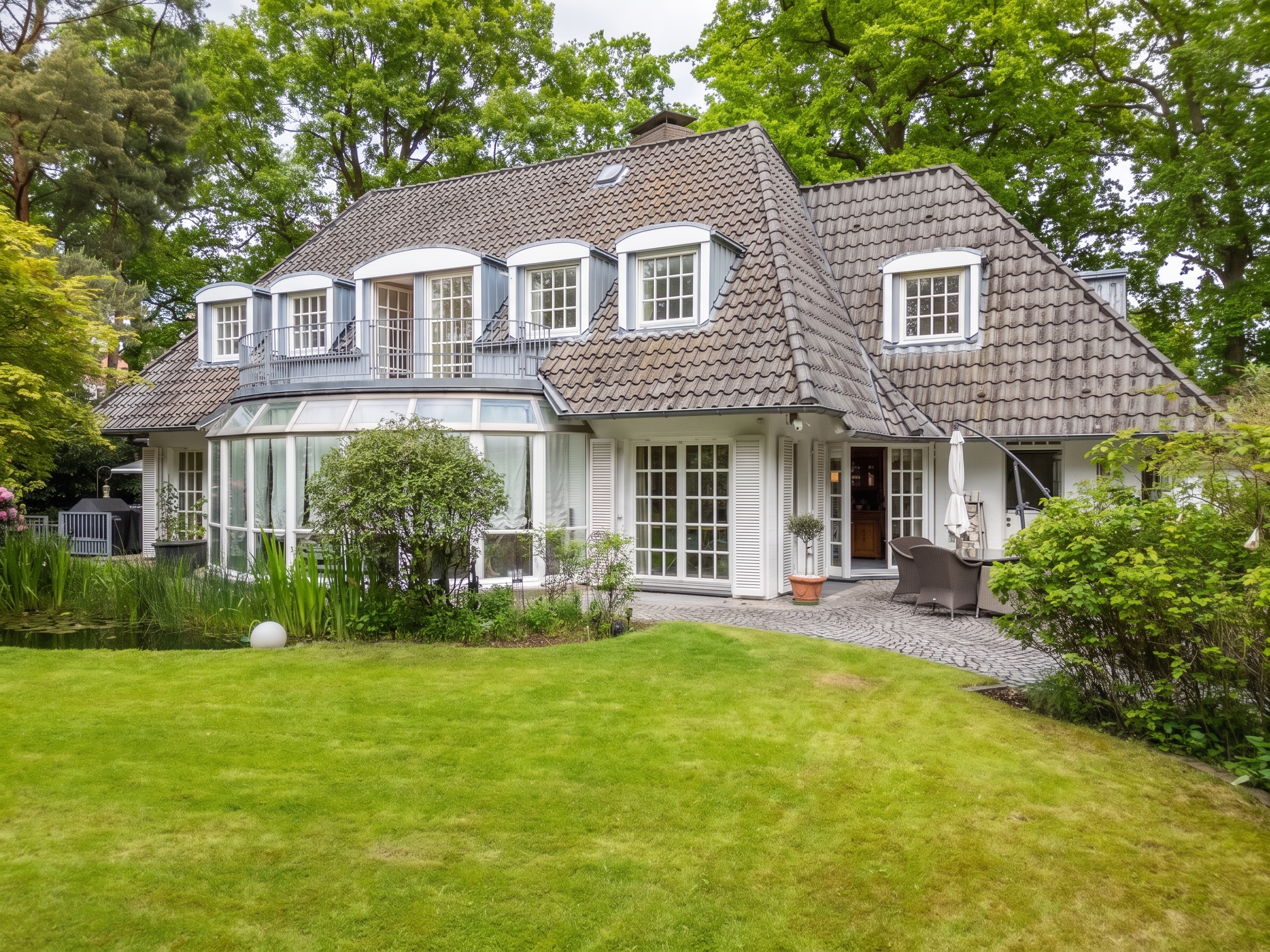 Repräsentatives Wohnhaus mit Schwimmbad, Sauna und uneinsehbarem Grundstück [AI-modified]