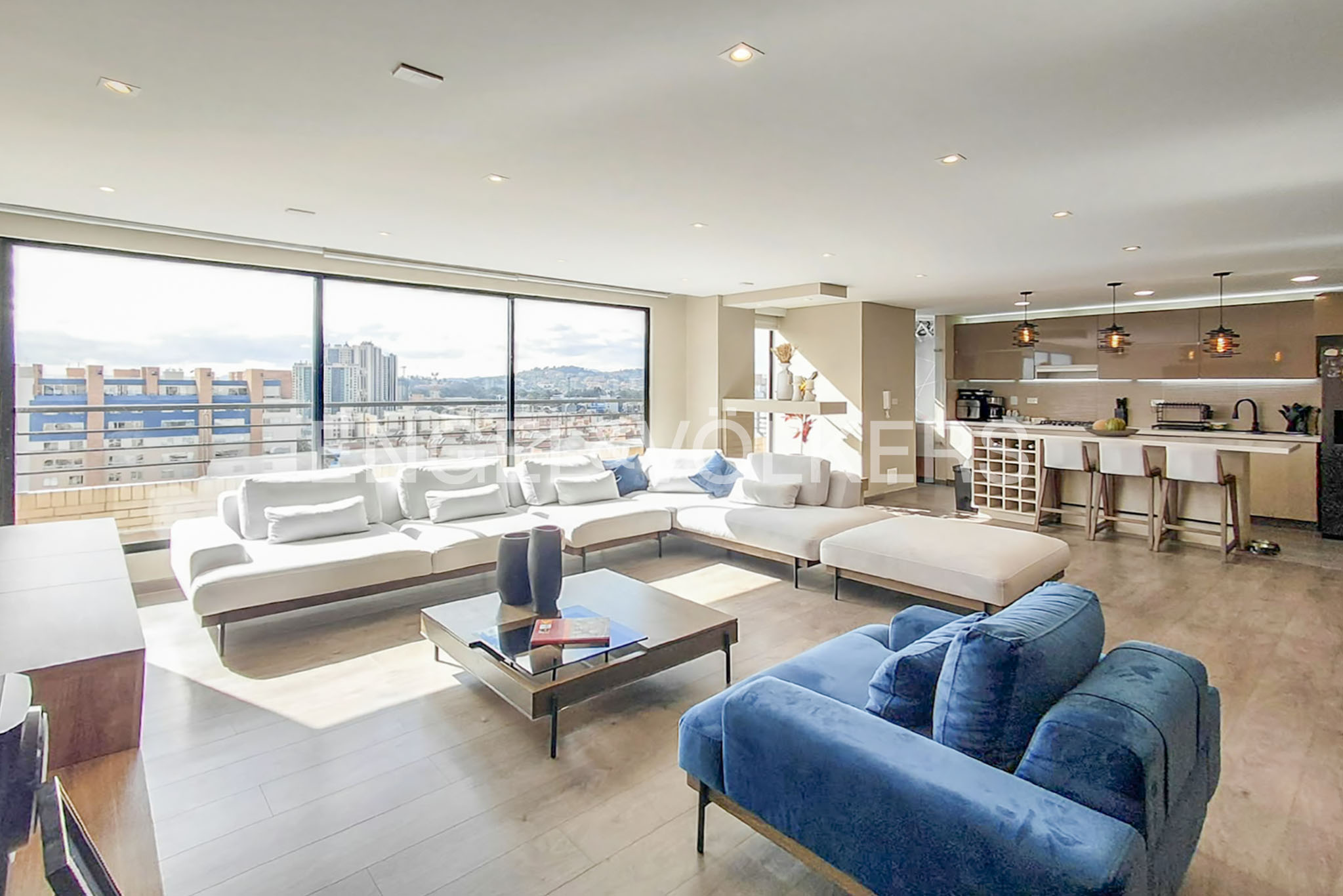Moderno apartamento con balcón para venta en Andes Norte
