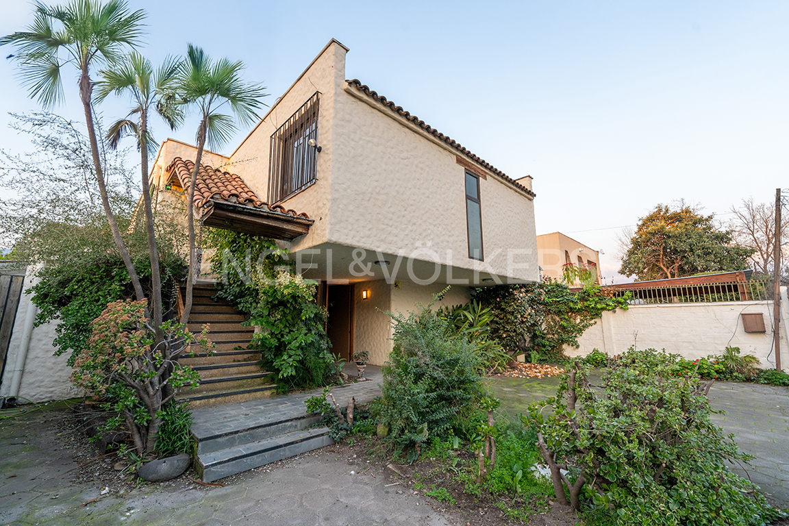 Casa con departamento independiente en segundo piso
