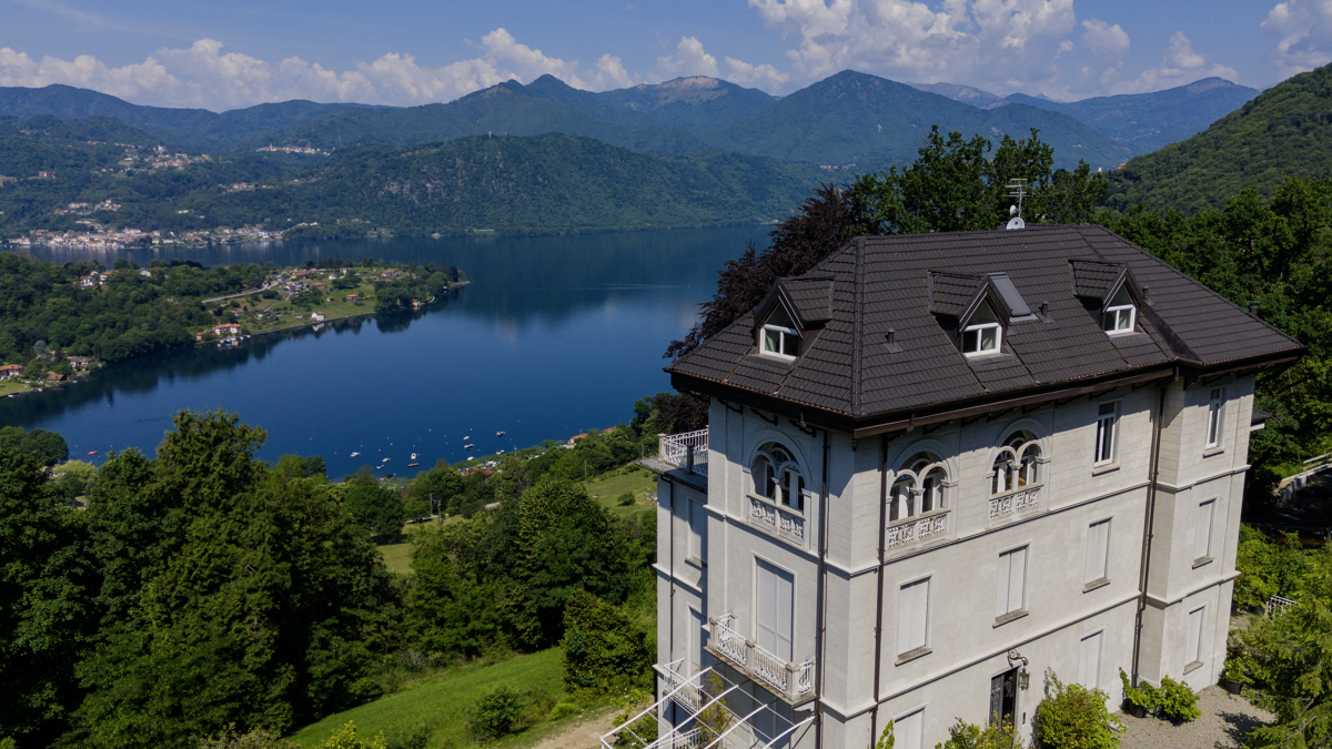 Exklusive Maisonette-Wohnung in einer historischen Villa mit atemberaubendem Seeblick