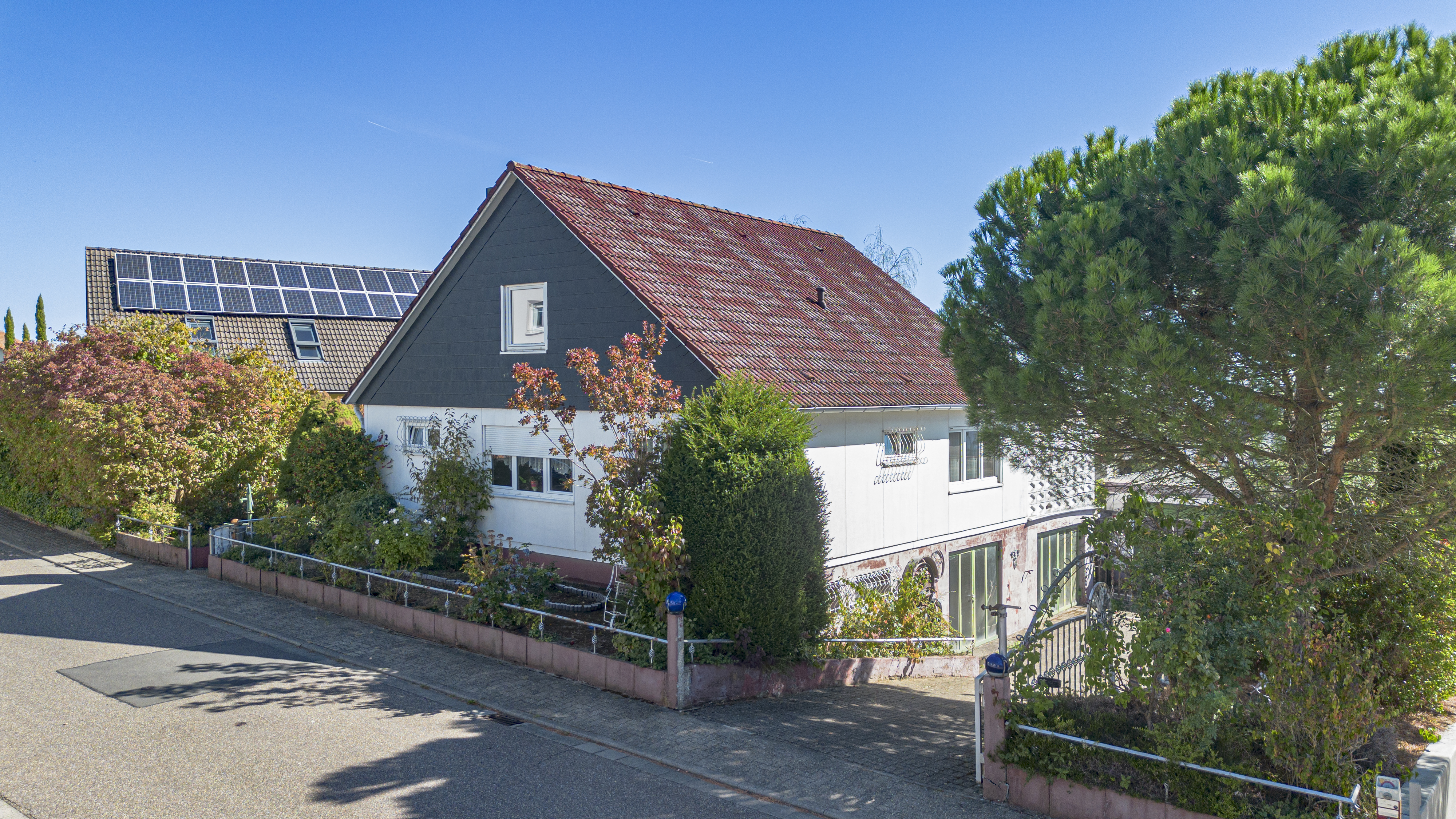 Sanierungs-Bungalow in attraktiver Weinbergsnähe mit 4 Garagen