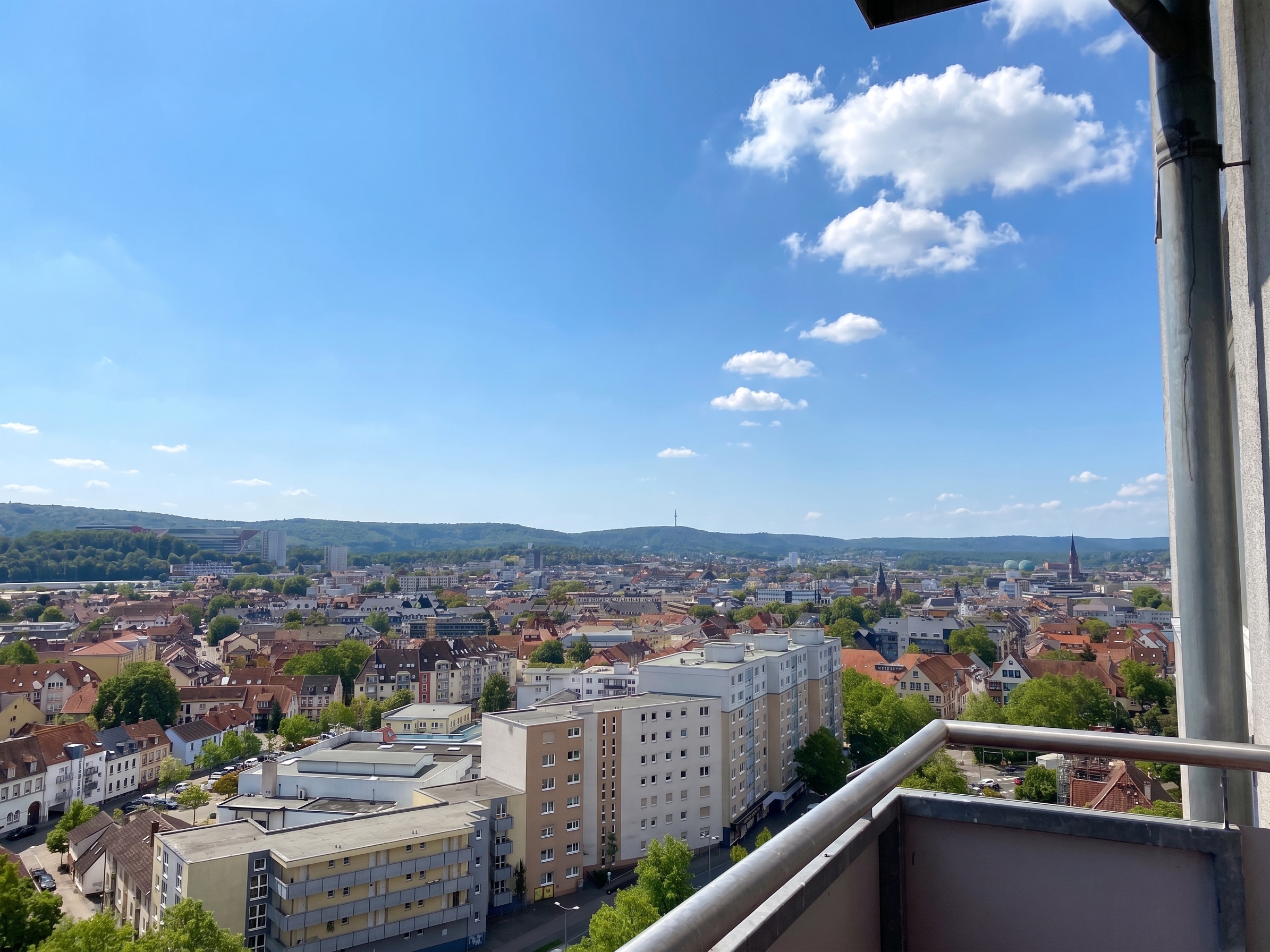 Helle 3-Zimmer-Stadtwohnung mit Garage und tollem Ausblick über die Stadt