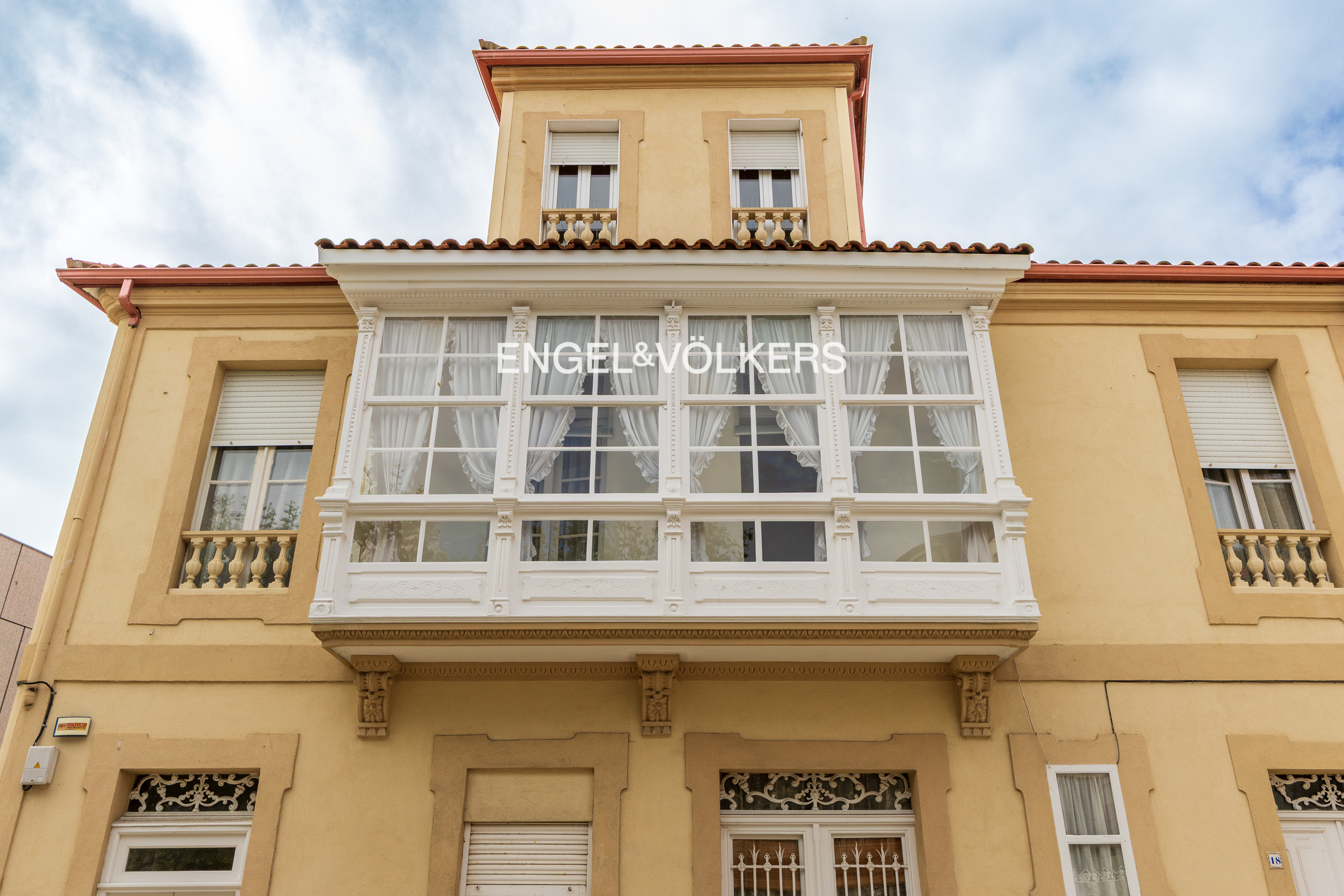 "Casa histórica  situada frente a la Alameda de Bouzas, con enorme potencial de reforma."