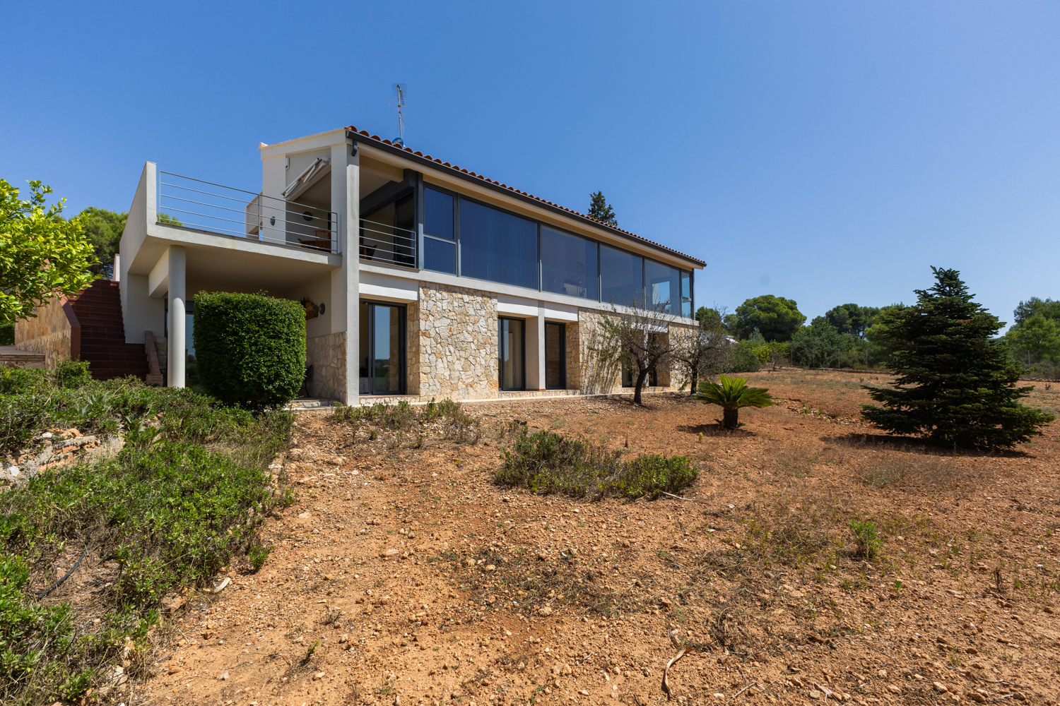 Contemporary single-family villa with guest residence and endless views in a natural setting**