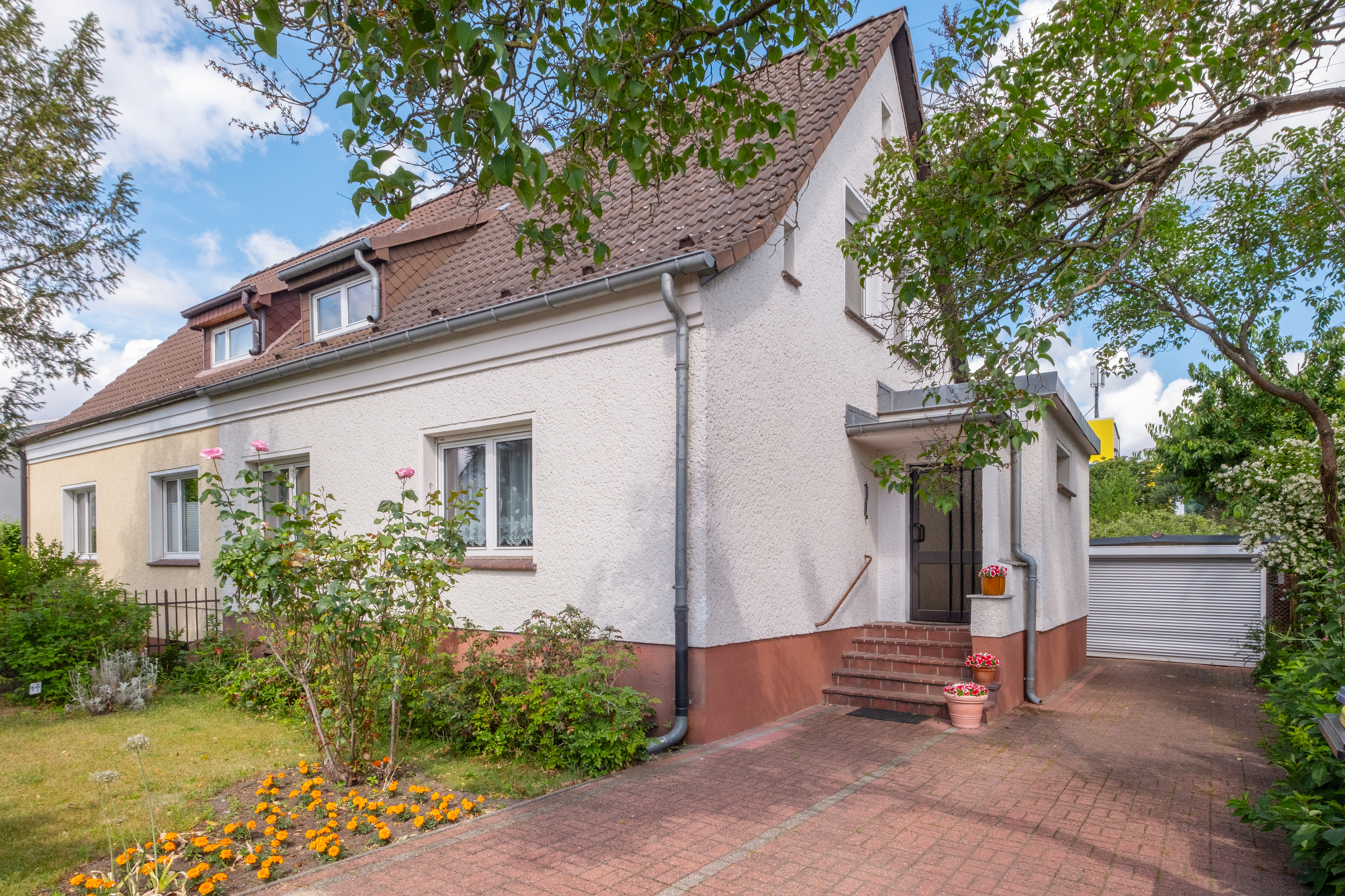 Idyllic semi-detached house with large garden and pool