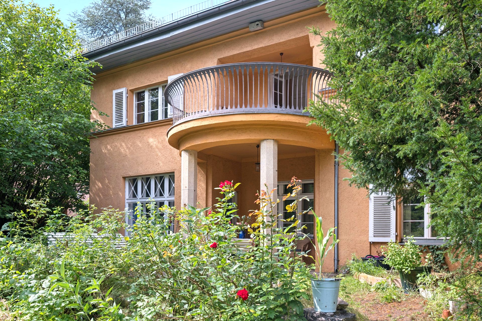 Große Familienvilla auf herrlichem Grundstück mit Stil und Ruhe