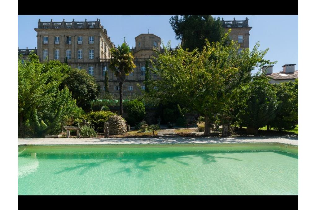 E&V vend une maison historique, récemment rénovée, avec garage, jardin et piscine, face à la place de l’Obradoiro