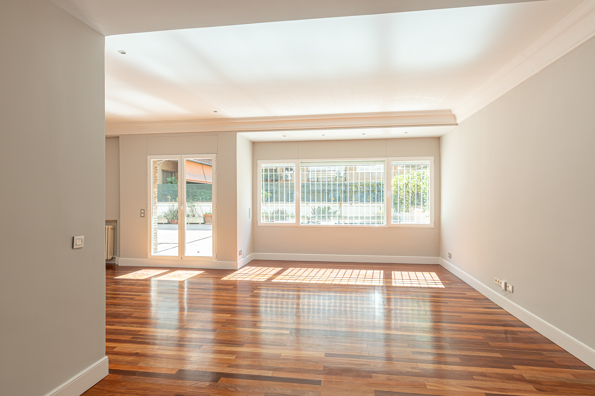 Exclusivo apartamento en pleno Recoletos con terraza y garaje subterráneo.