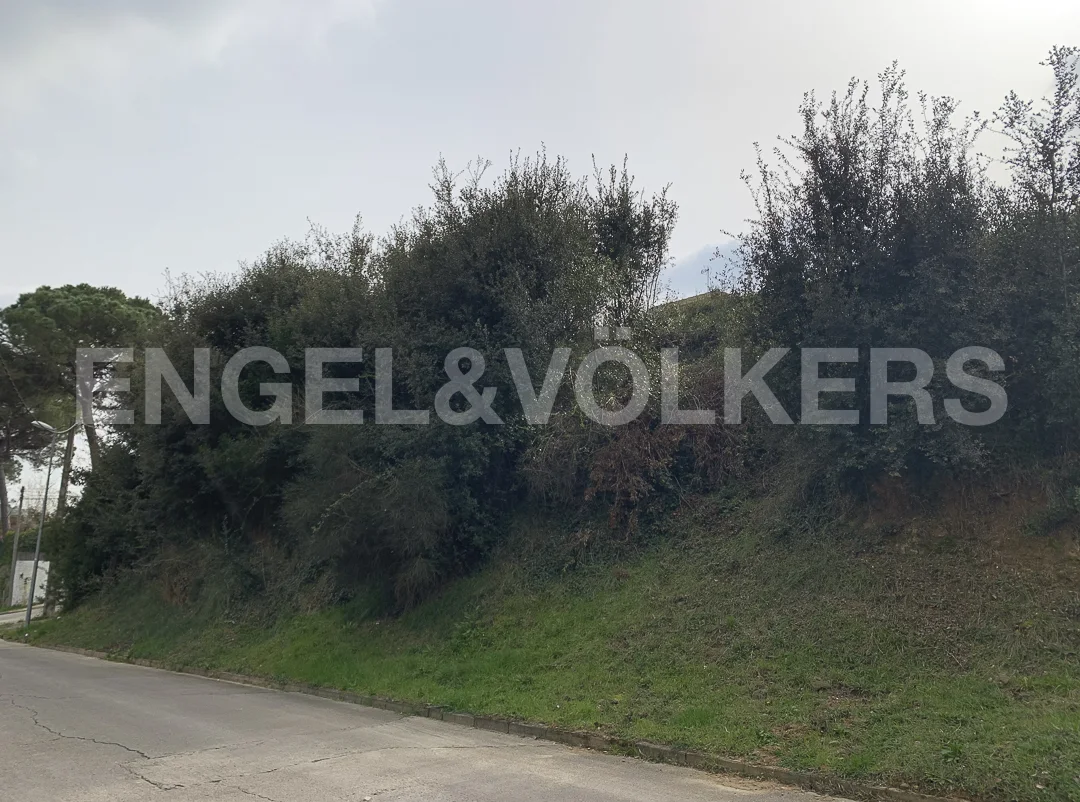 Land with views to green area in Caldes