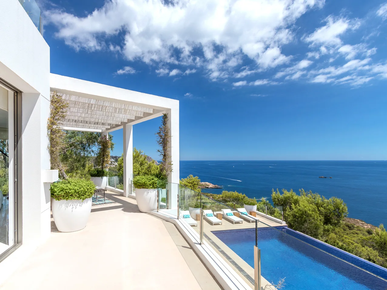 Villa with panoramic views and rental license