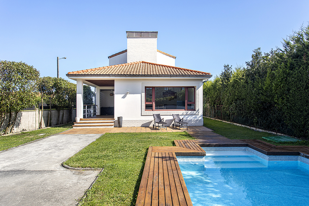 Chalet with pool, garden, and sea views