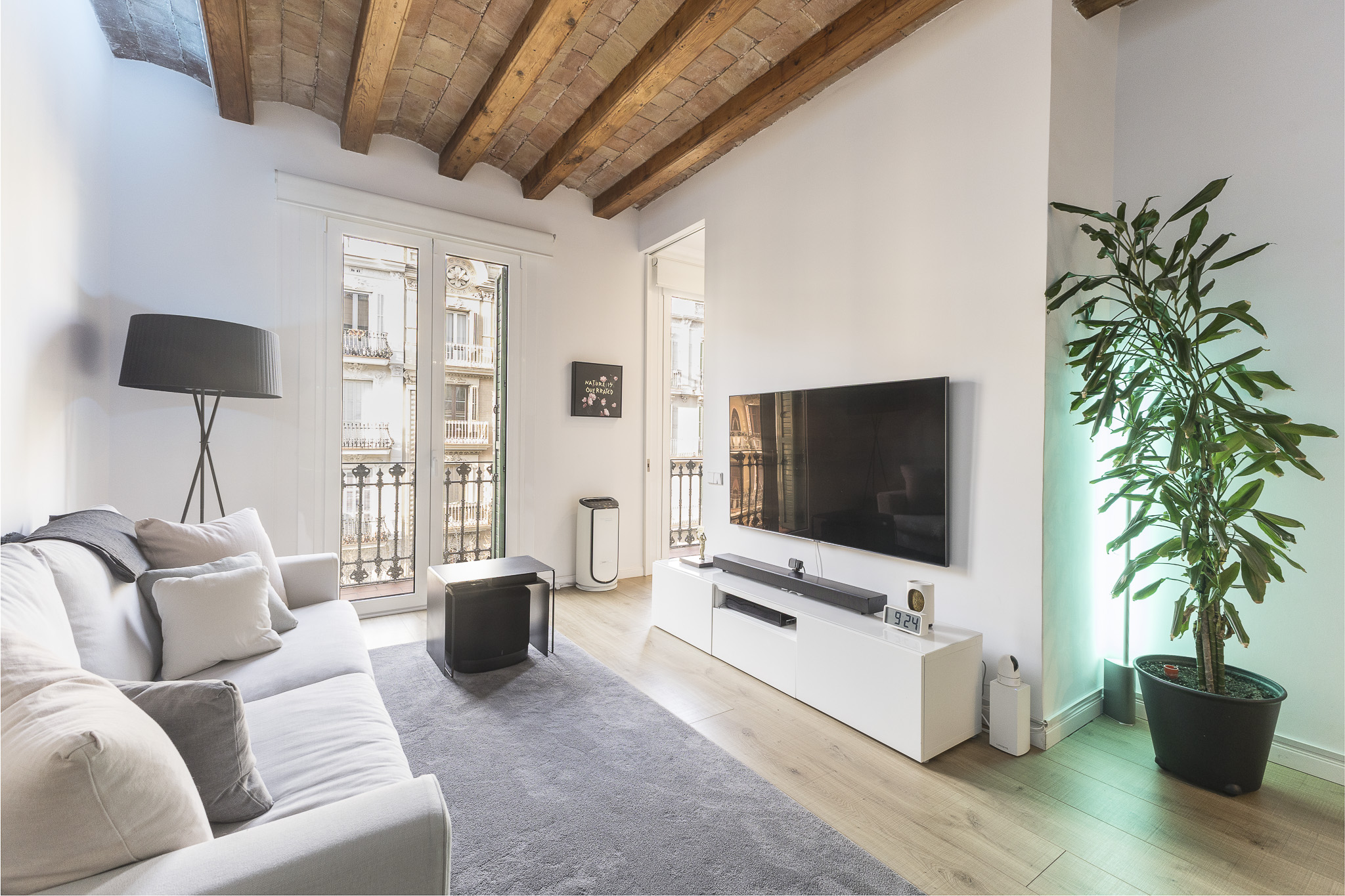 Bright apartment with Character and Contemporary Design in the Heart of Eixample Esquerra