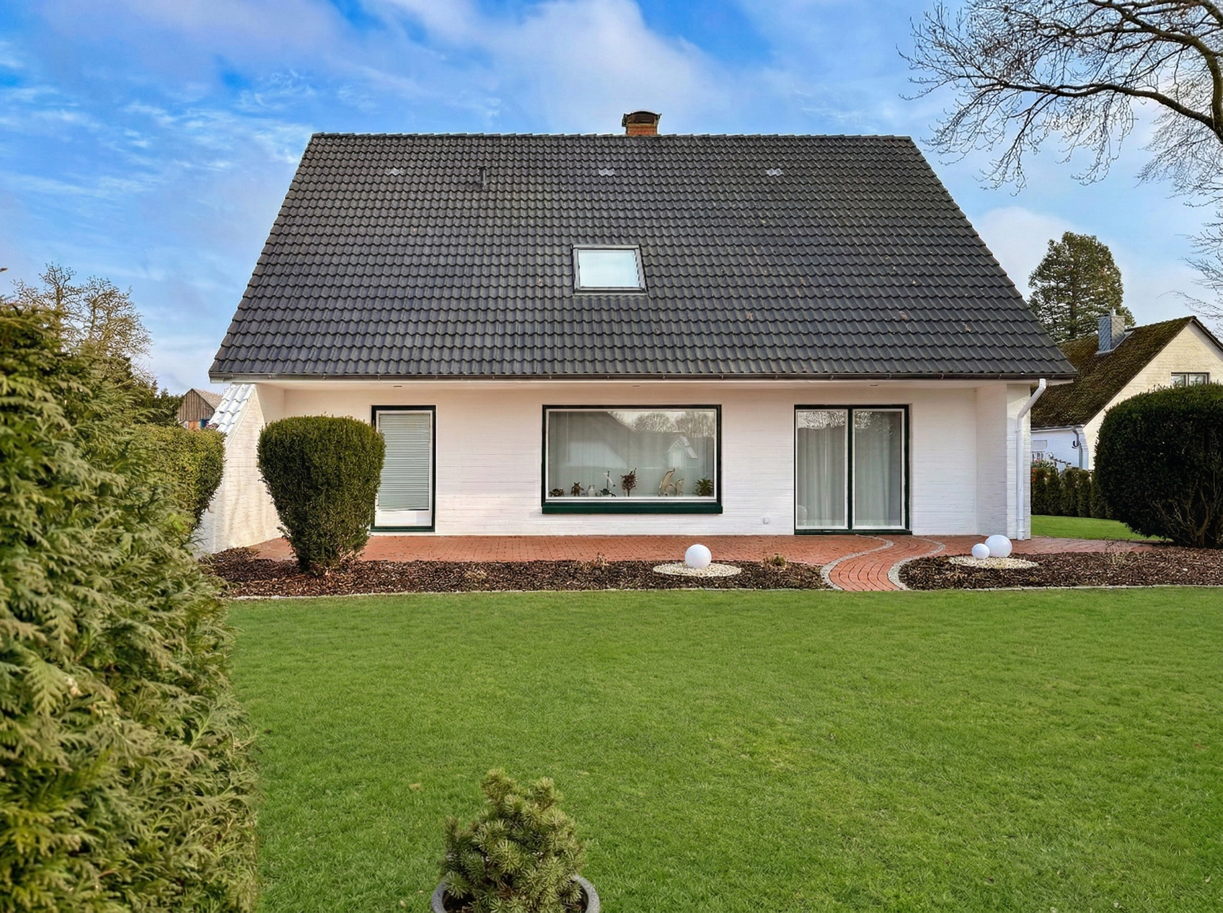 Großzügiges Einfamilienhaus mit Kamin, Garten und vielseitigen Nutzungsmöglichkeiten