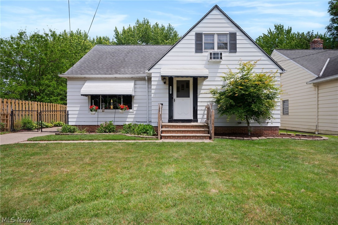 Spacious 3-Bed,  2.5-Bath Cape Cod in Lyndhurst