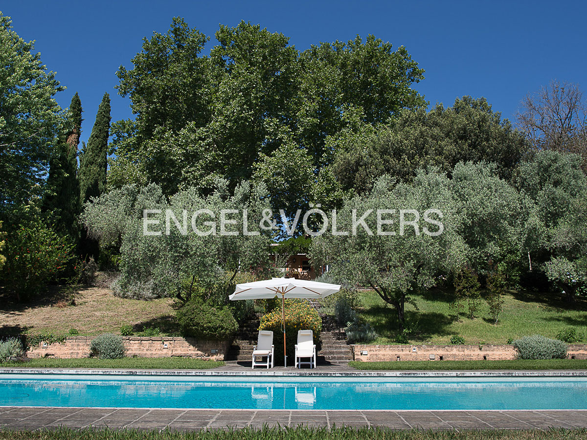 Romantic panoramic cottage with pool on Lake Bracciano