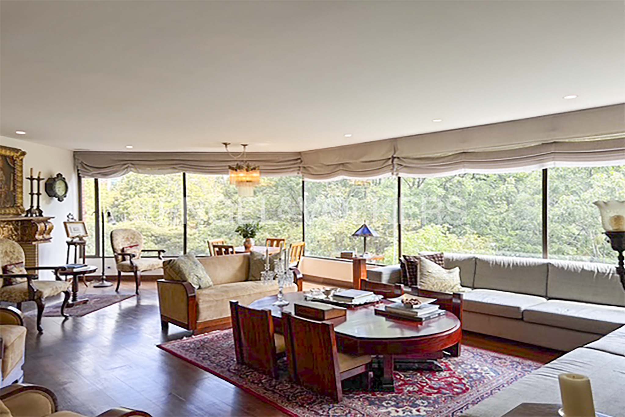 Apartamento iluminado, con balcón y vista verde para arriendo en La Cabrera