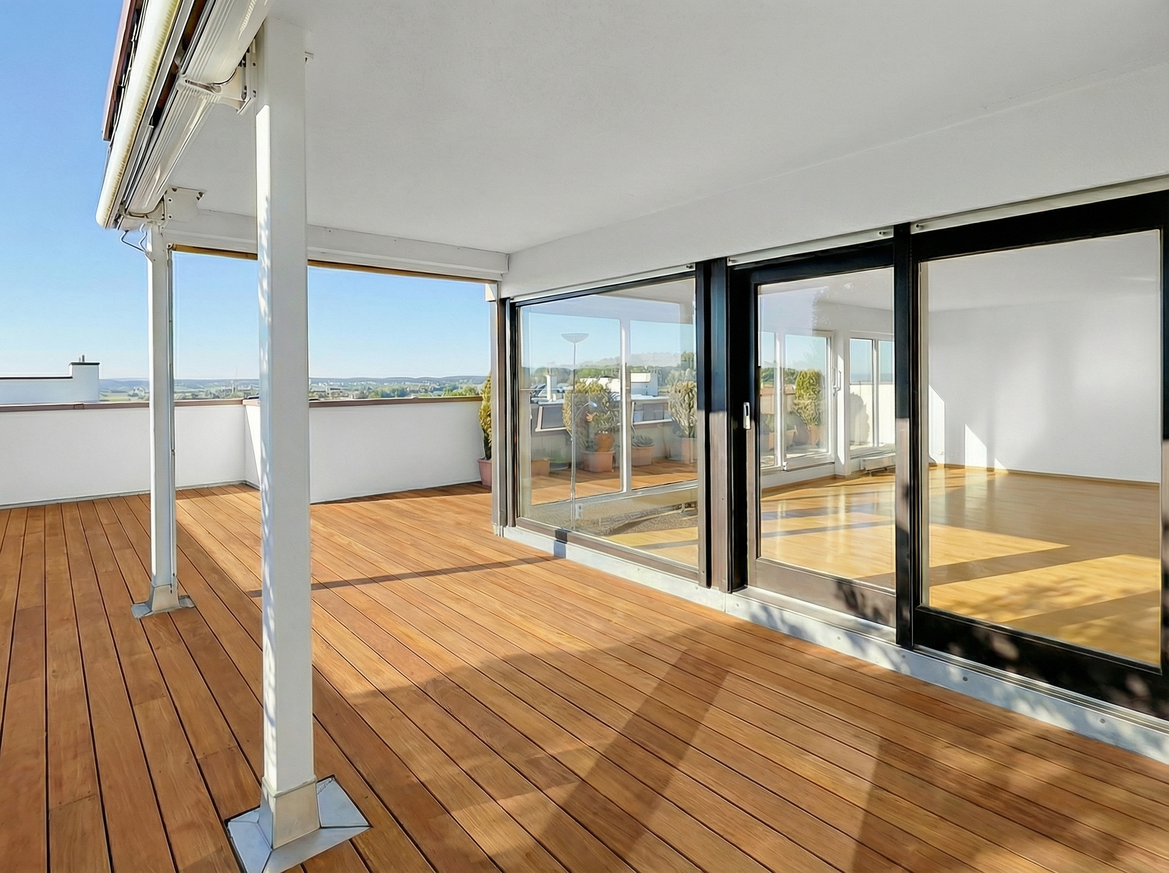 Wohnen der Extraklasse! Fantastisches Penthouse mit unglaublichem Ausblick, Fahrstuhl und riesiger Terrasse
