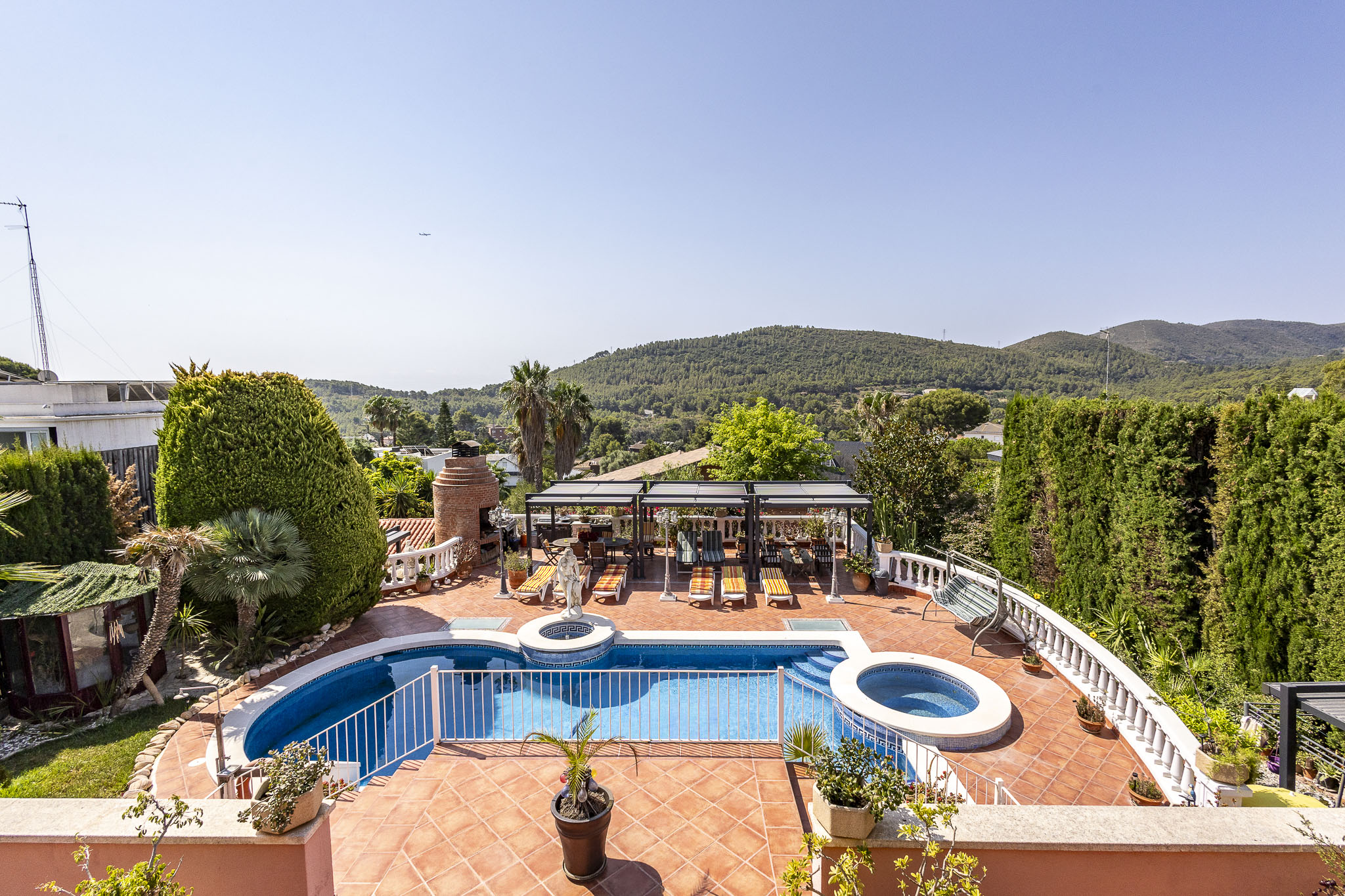 Elegant villa accommodating 3 independent families in La Sentiu de Gavà