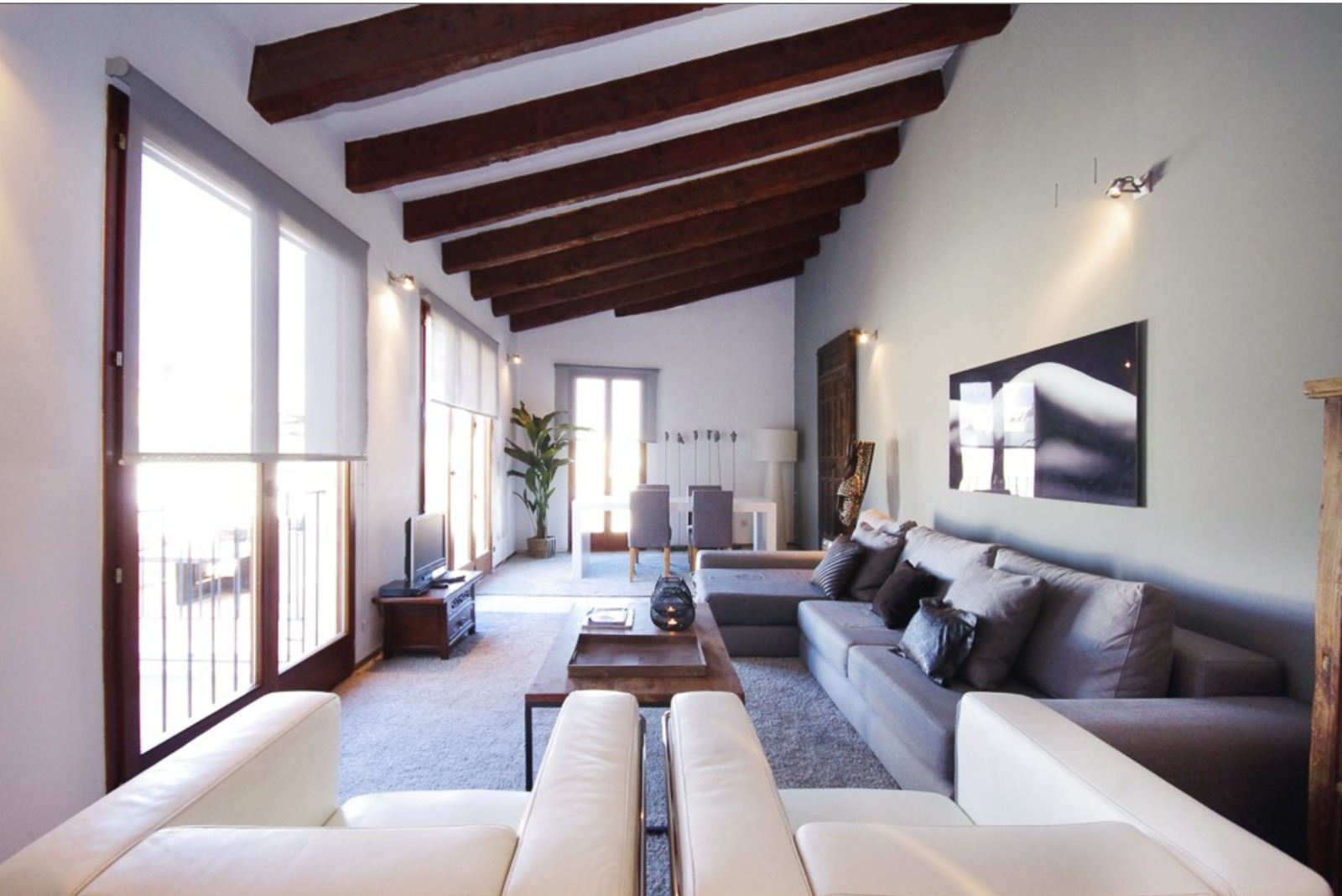 Viva el lujo del casco histórico de Valencia: exclusivo apartamento de 110 m² con balcón, buhardilla, ascensor y vistas abiertas, 2 dormitorios y climatización eficiente