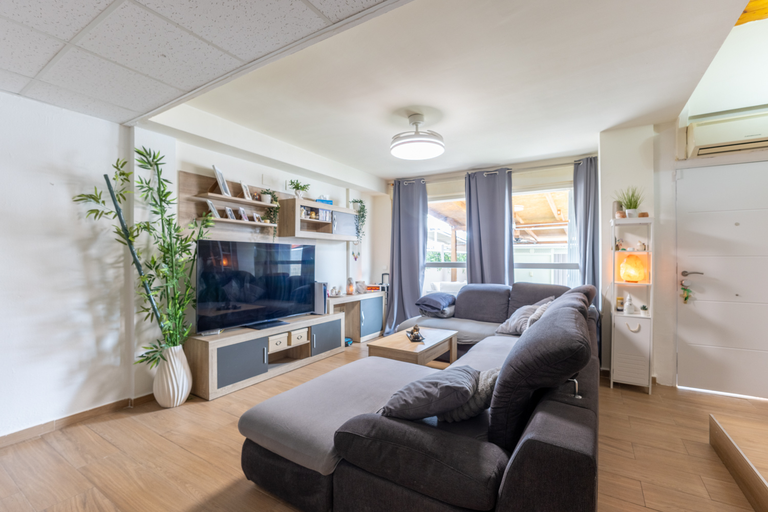 Townhouse with terraces and a shared pool in Náquera, at the foot of the Sierra Calderona, with 3 bedrooms, 3 bathrooms, and a private garage.