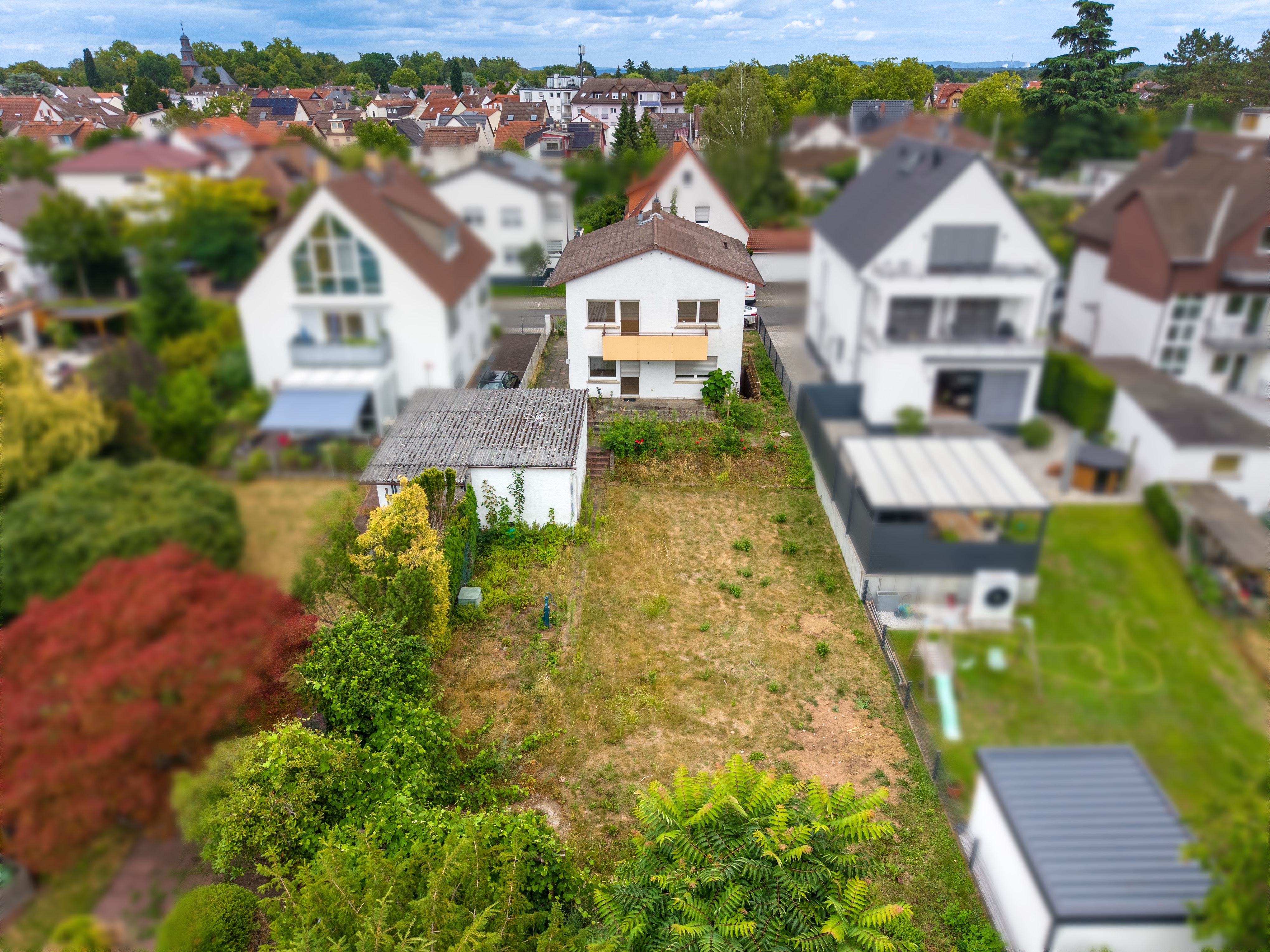 Freistehendes Ein- bis Zweifamilienhaus mit großzügigem Grundstück und hervorragenden Entwicklungsmöglichkeiten