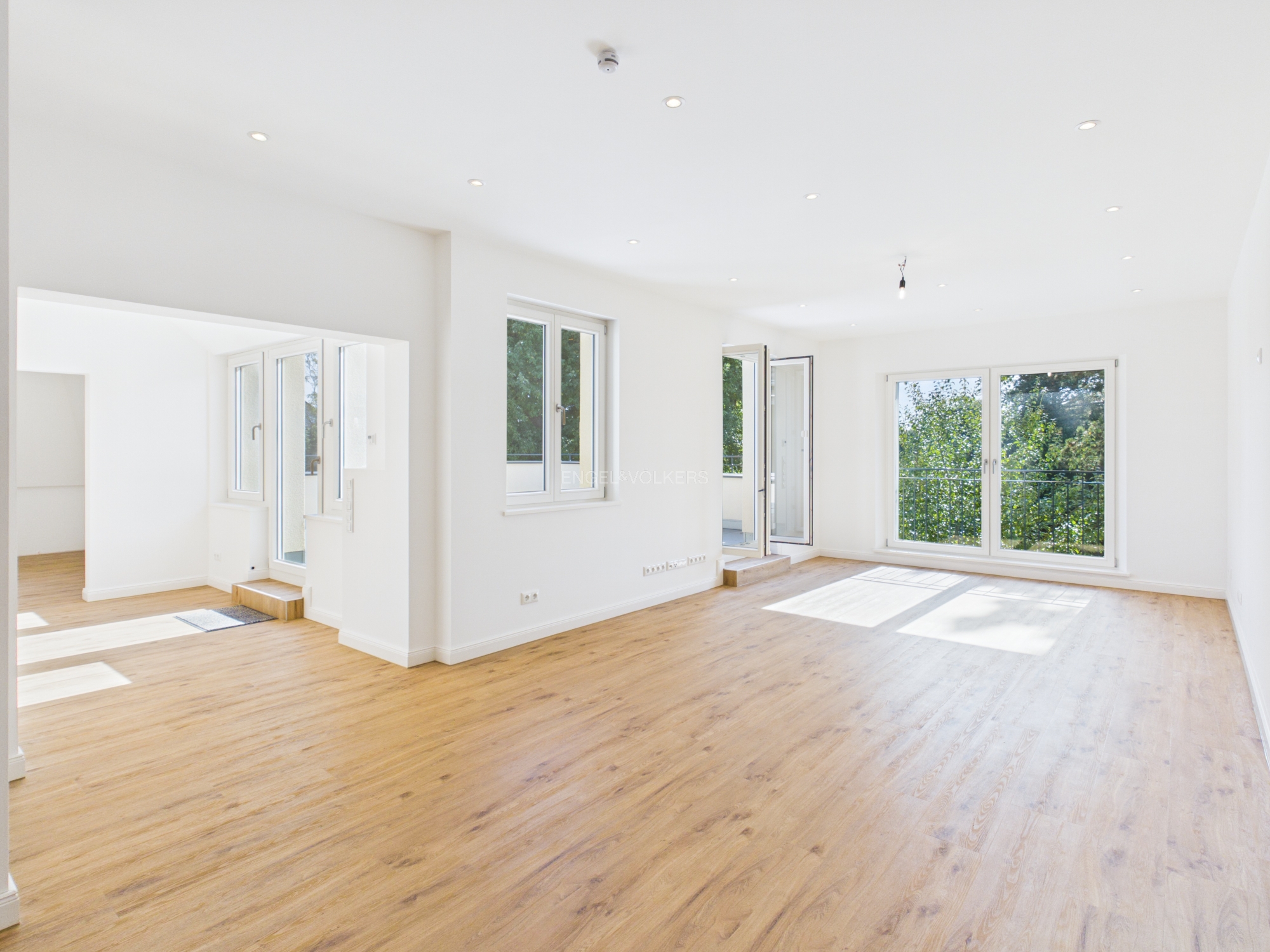 Erstbezug nach Kernsanierung - Exklusives Wohnen in einer Architektenvilla in Rheinnähe