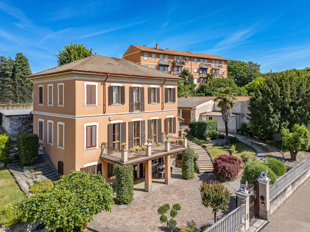 Period villa with garden